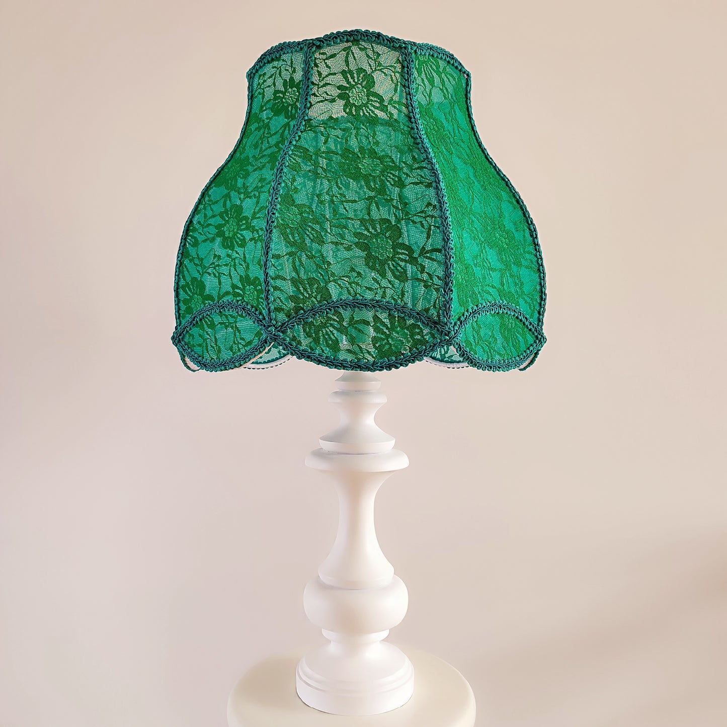 Table lamp, green lamp, art deco lamp, translucent guipure lampshade with wooden base. 5004