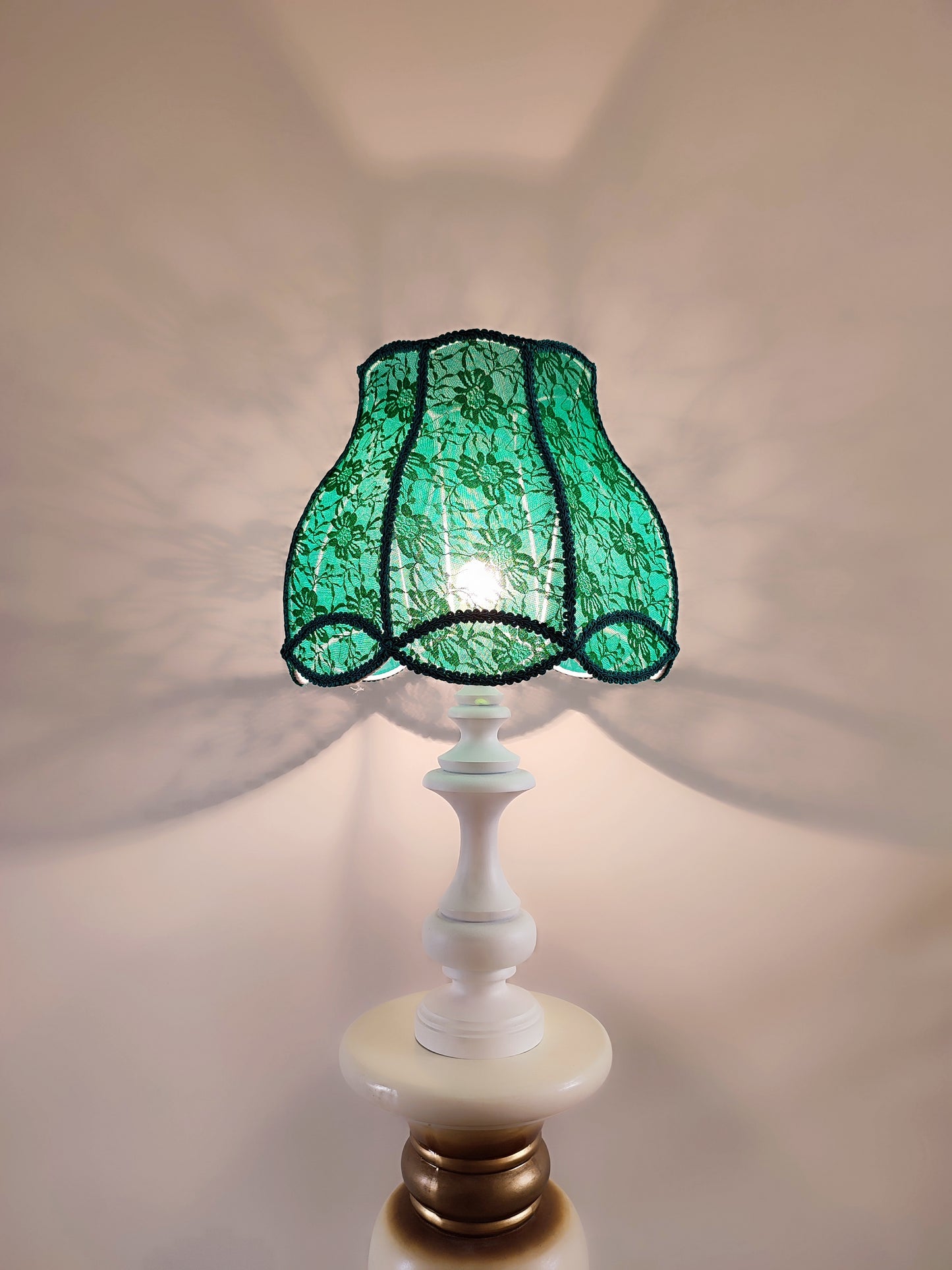 Table lamp, green lamp, art deco lamp, translucent guipure lampshade with wooden base. 5004