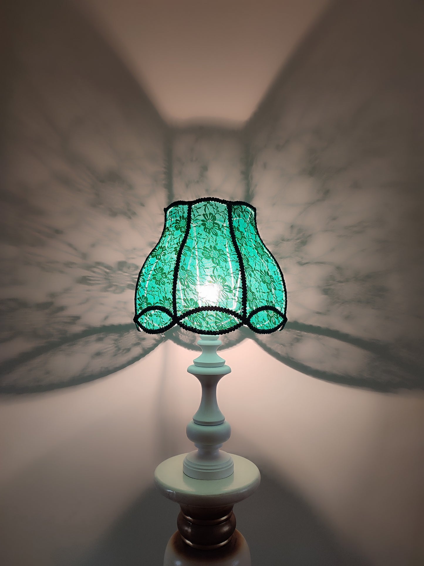 Table lamp, green lamp, art deco lamp, translucent guipure lampshade with wooden base. 5004