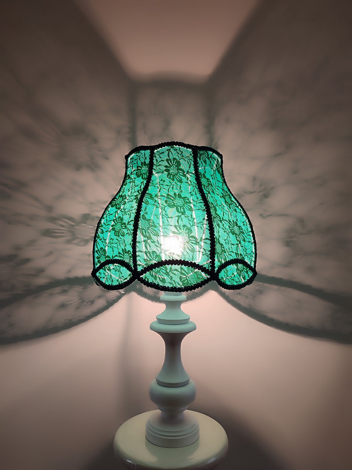 Table lamp, green lamp, art deco lamp, translucent guipure lampshade with wooden base. 5004