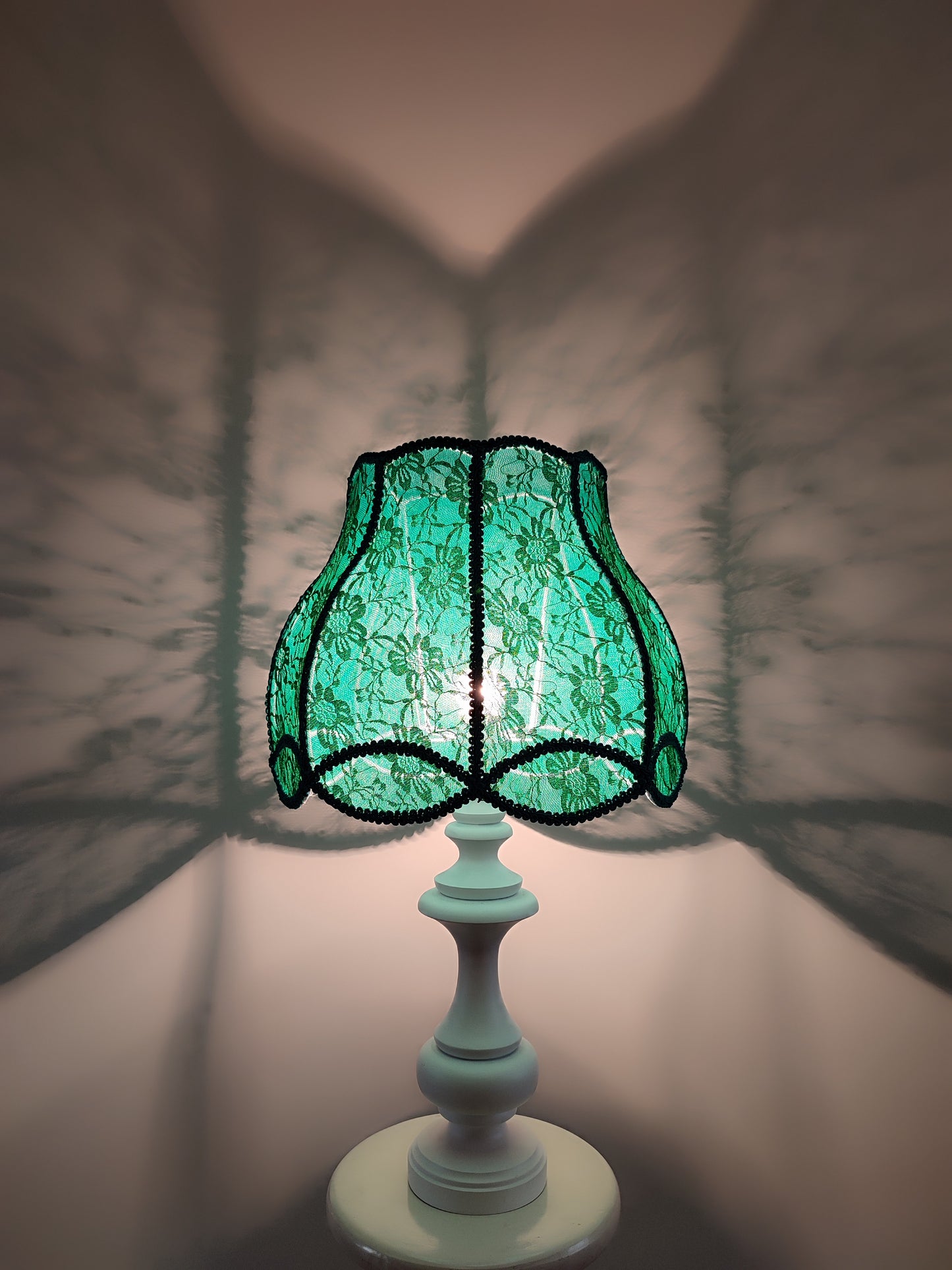 Table lamp, green lamp, art deco lamp, translucent guipure lampshade with wooden base. 5004