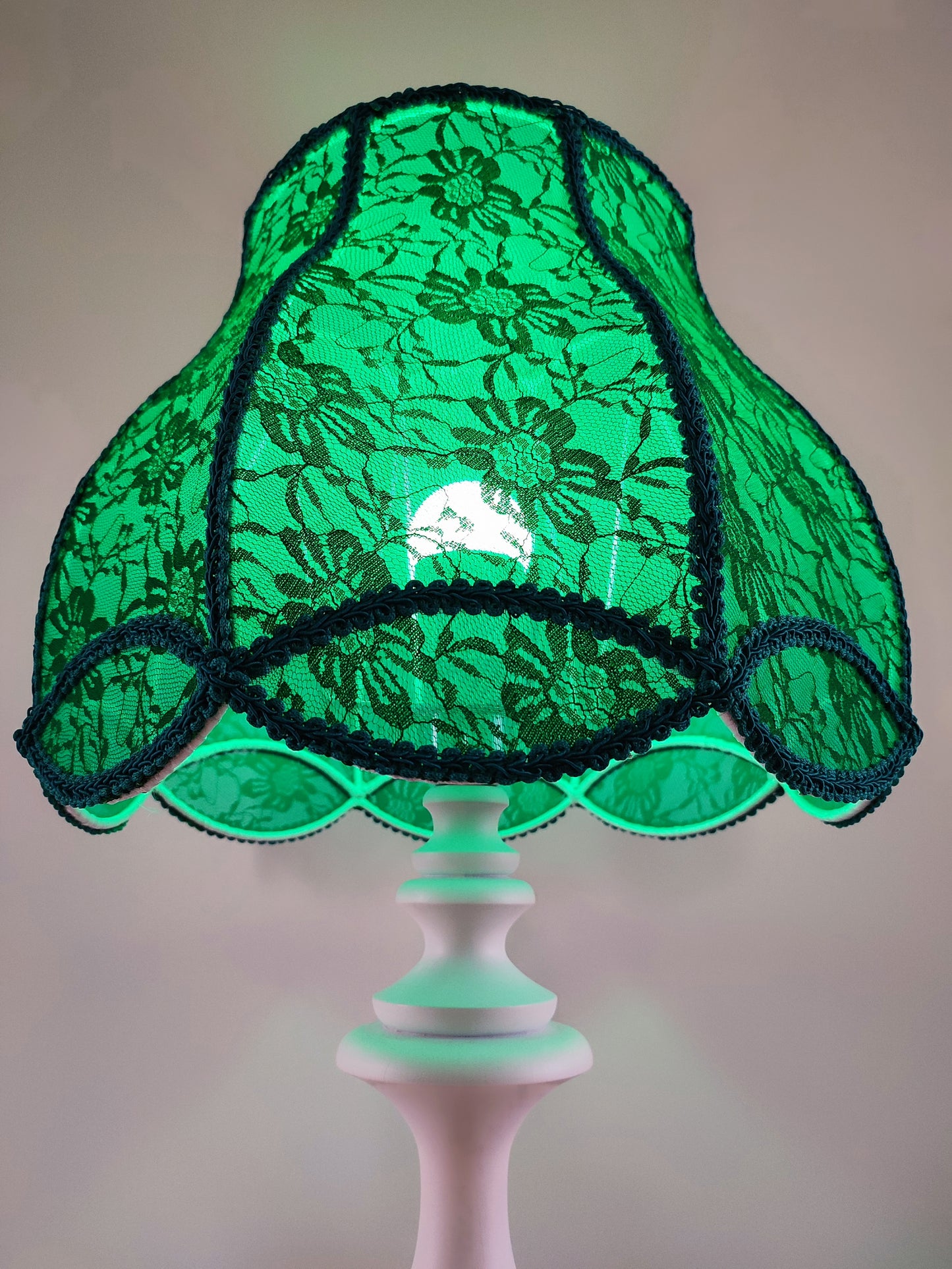 Table lamp, green lamp, art deco lamp, translucent guipure lampshade with wooden base. 5004
