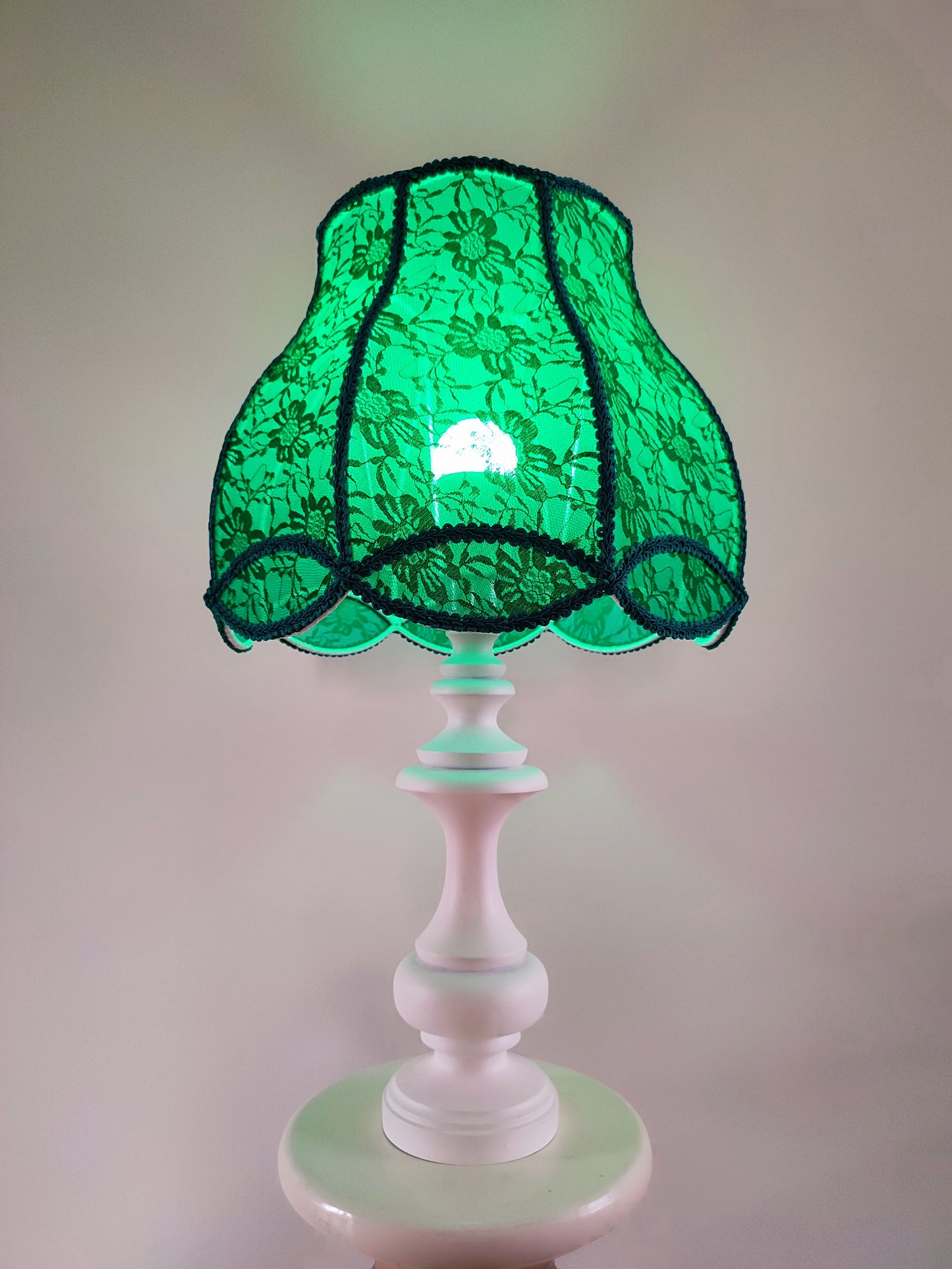 Table lamp, green lamp, art deco lamp, translucent guipure lampshade with wooden base. 5004