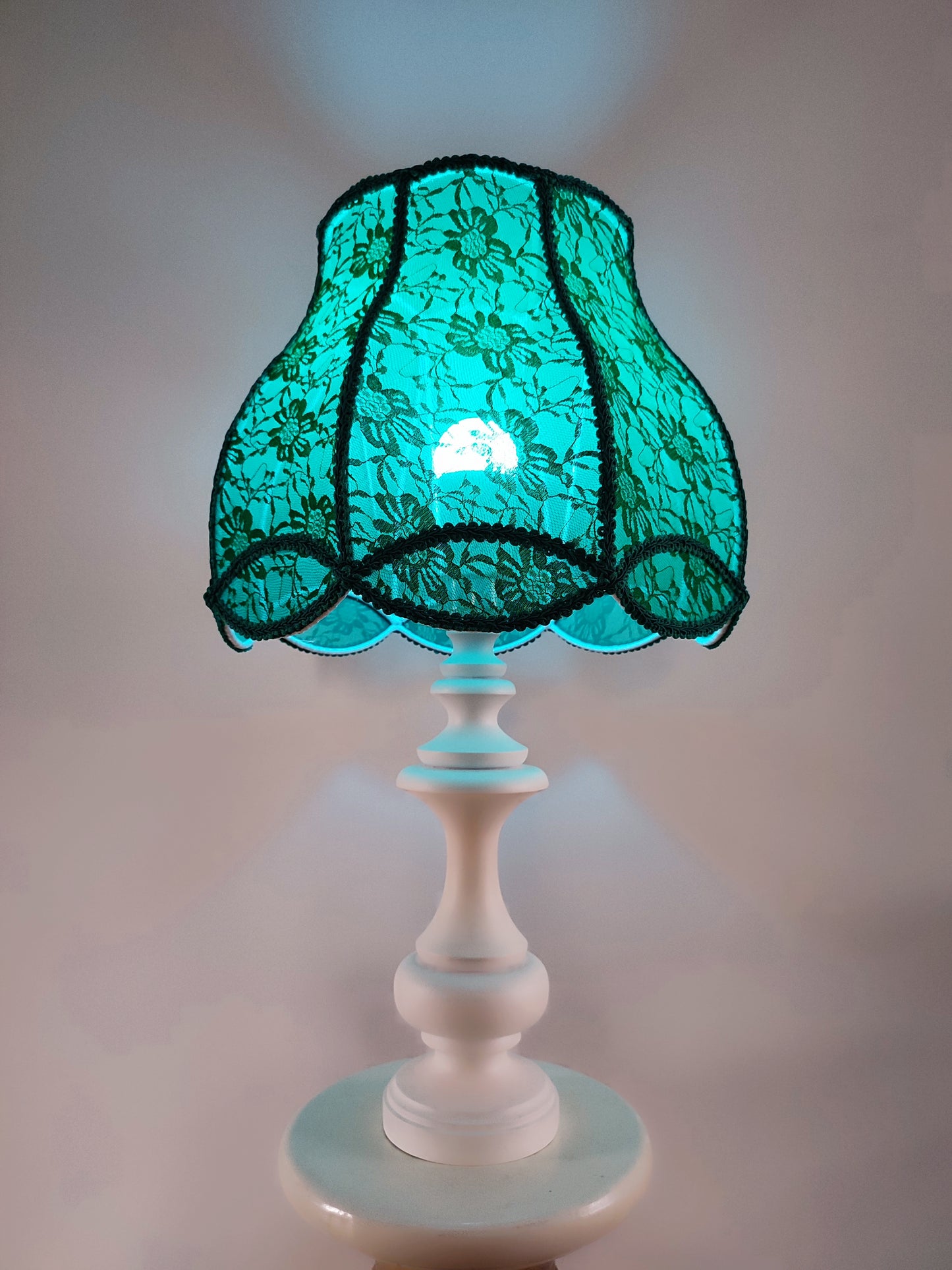 Table lamp, green lamp, art deco lamp, translucent guipure lampshade with wooden base. 5004