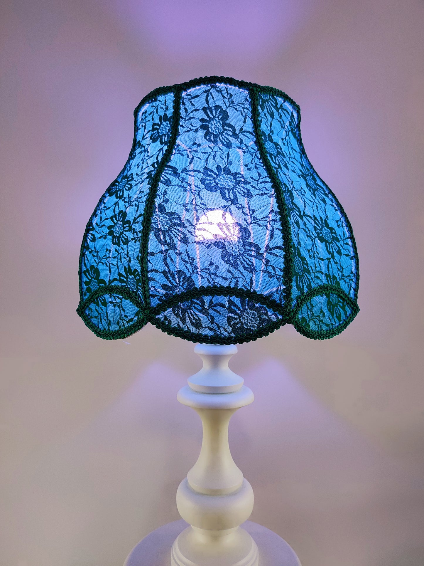 Table lamp, green lamp, art deco lamp, translucent guipure lampshade with wooden base. 5004