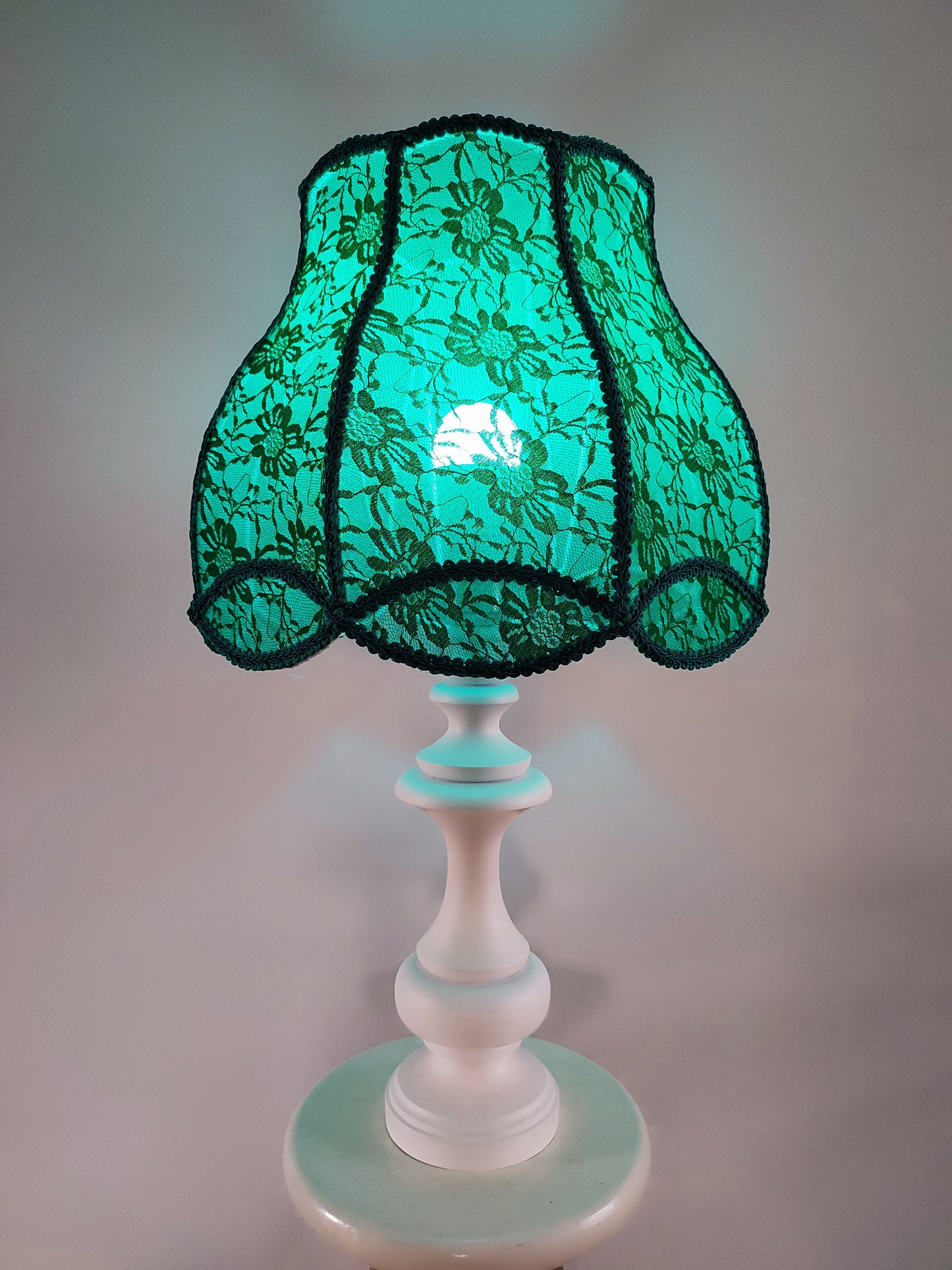 Table lamp, green lamp, art deco lamp, translucent guipure lampshade with wooden base. 5004