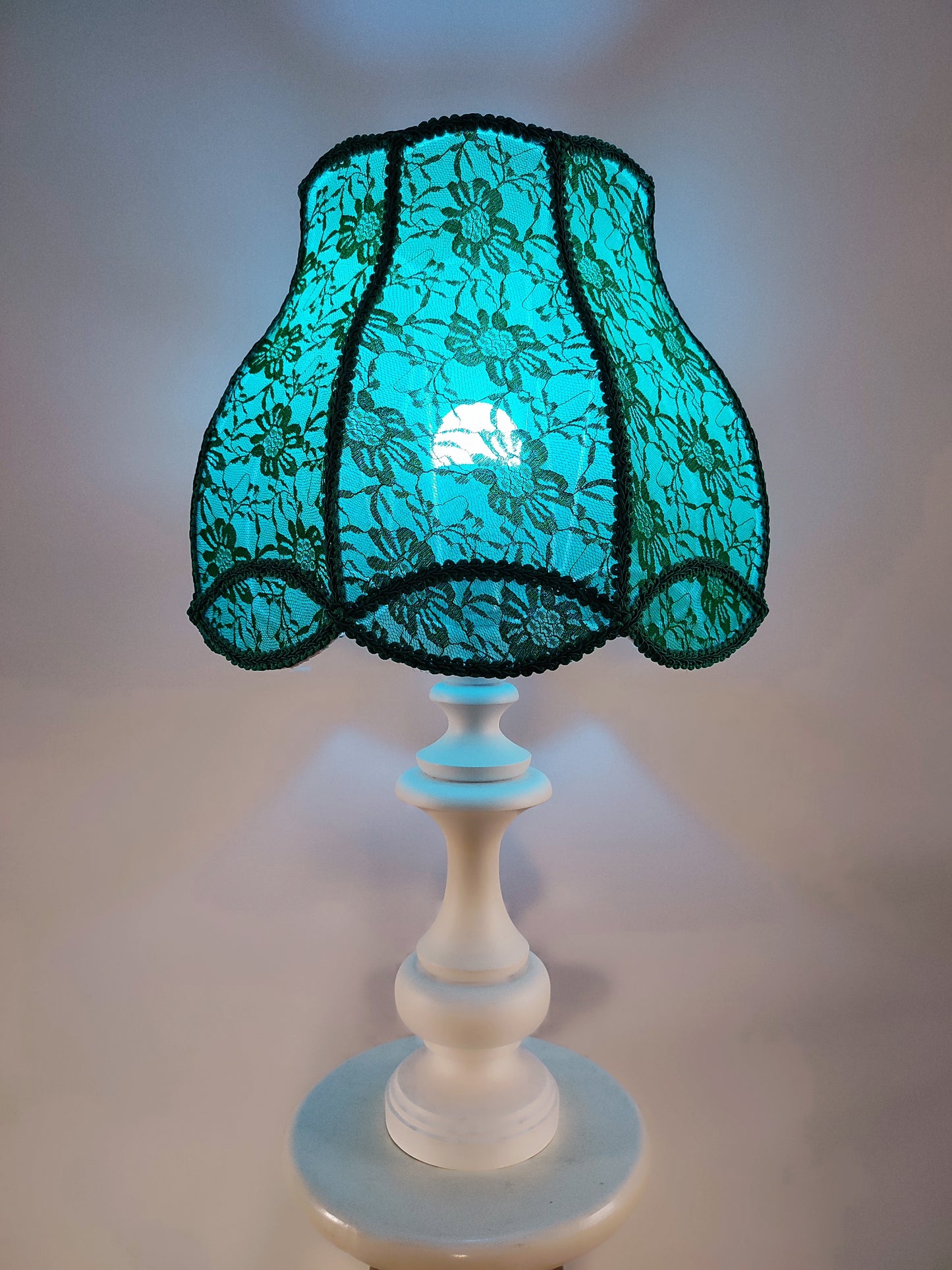 Table lamp, green lamp, art deco lamp, translucent guipure lampshade with wooden base. 5004
