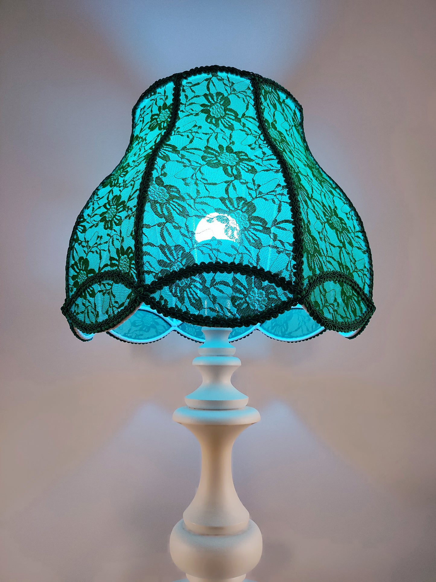 Table lamp, green lamp, art deco lamp, translucent guipure lampshade with wooden base. 5004