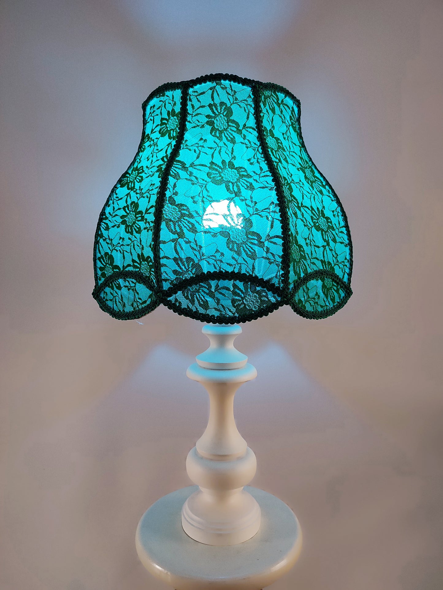 Table lamp, green lamp, art deco lamp, translucent guipure lampshade with wooden base. 5004