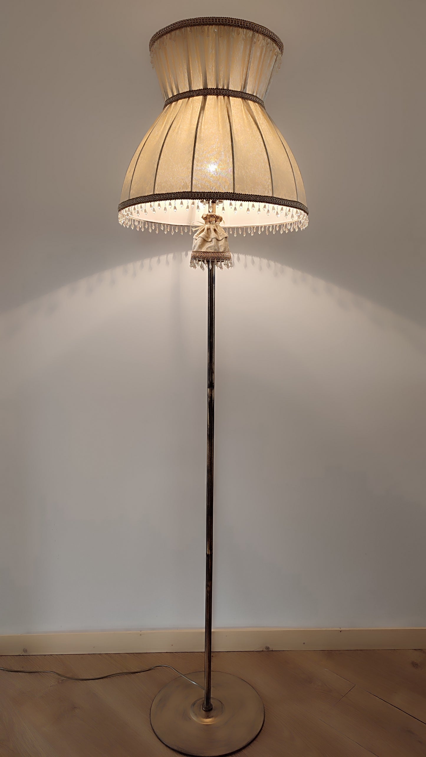 Wholesale floor lamp Havana 01 – Elegant Floor Lamp with Beige Velvet Shade