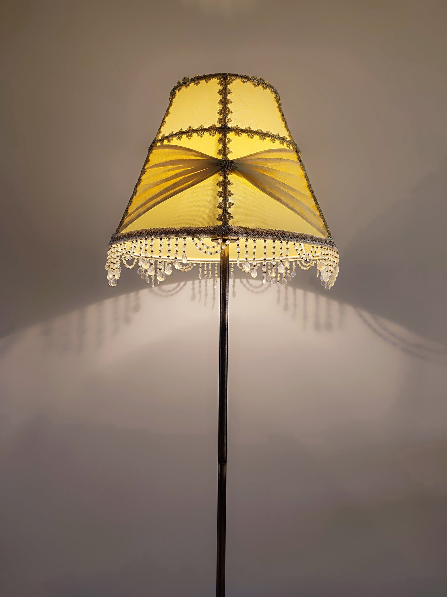 Floor lamp. Yellow lamp with Victorian fabric shade. 3102