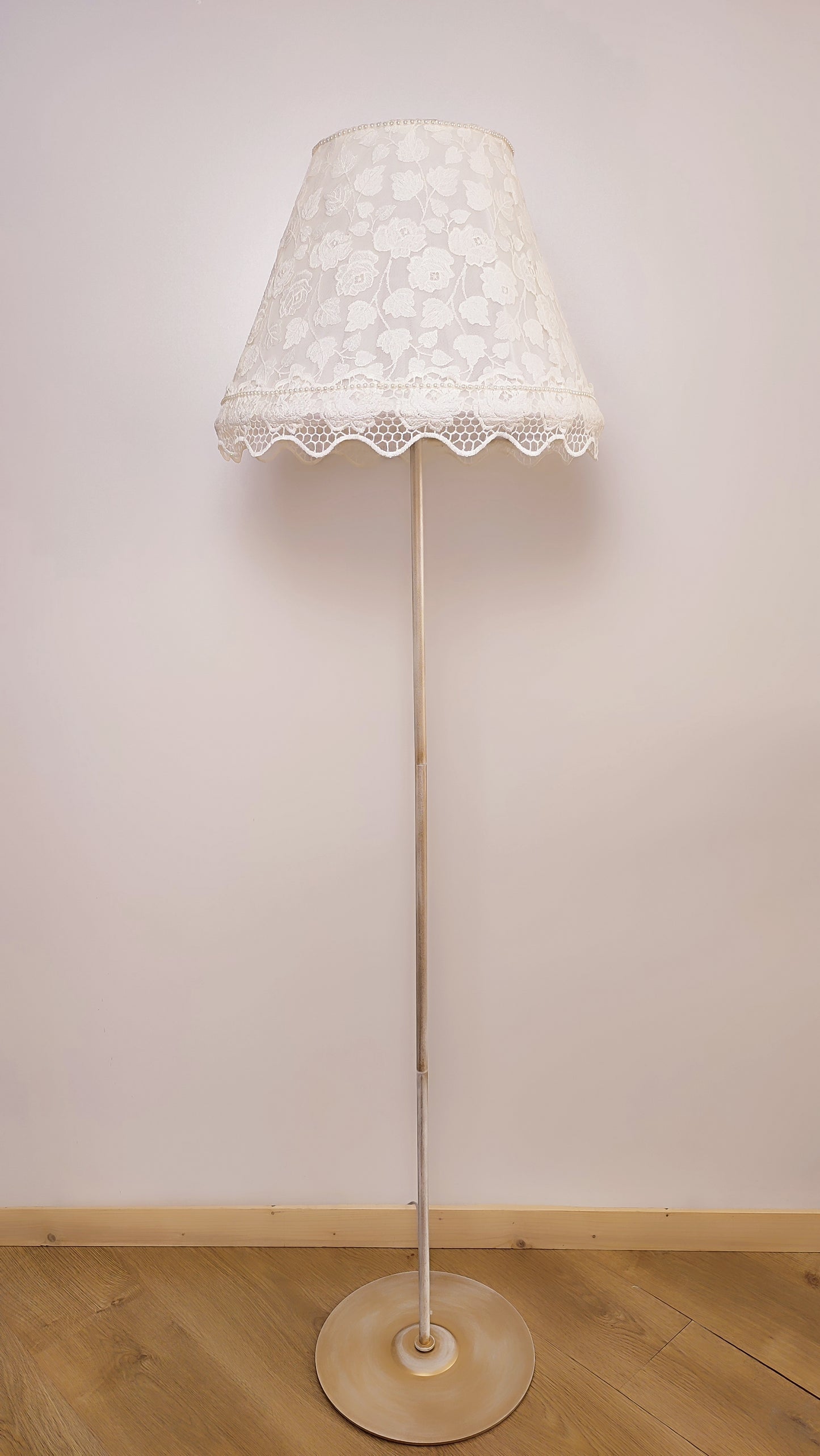 Wholesale floor lamp Madrid 09 - Elegant white floor lamp with floral guipure shade