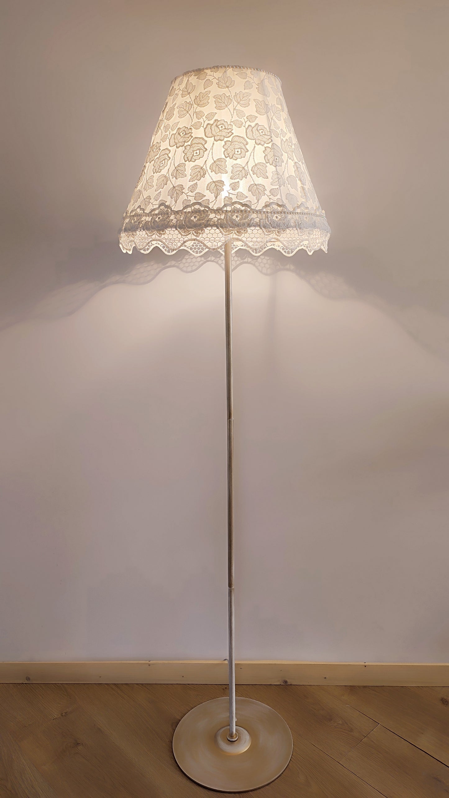 Wholesale floor lamp Madrid 09 - Elegant white floor lamp with floral guipure shade