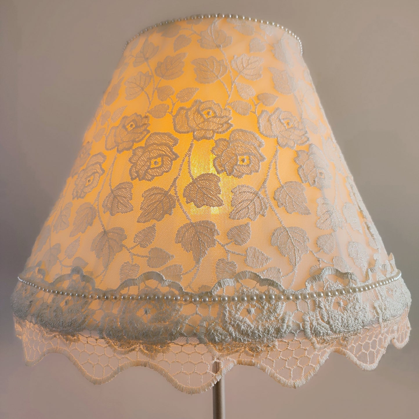 Wholesale floor lamp Madrid 09 - Elegant white floor lamp with floral guipure shade