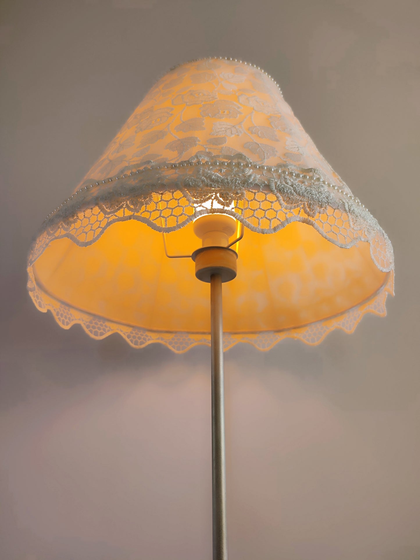 Wholesale floor lamp Madrid 09 - Elegant white floor lamp with floral guipure shade