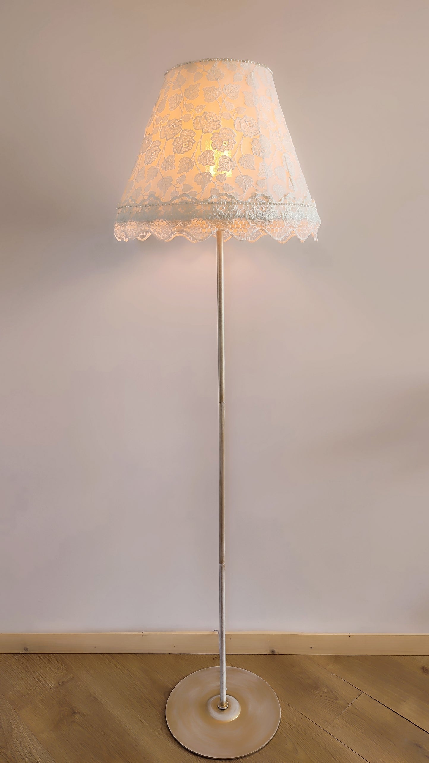 Wholesale floor lamp Madrid 09 - Elegant white floor lamp with floral guipure shade