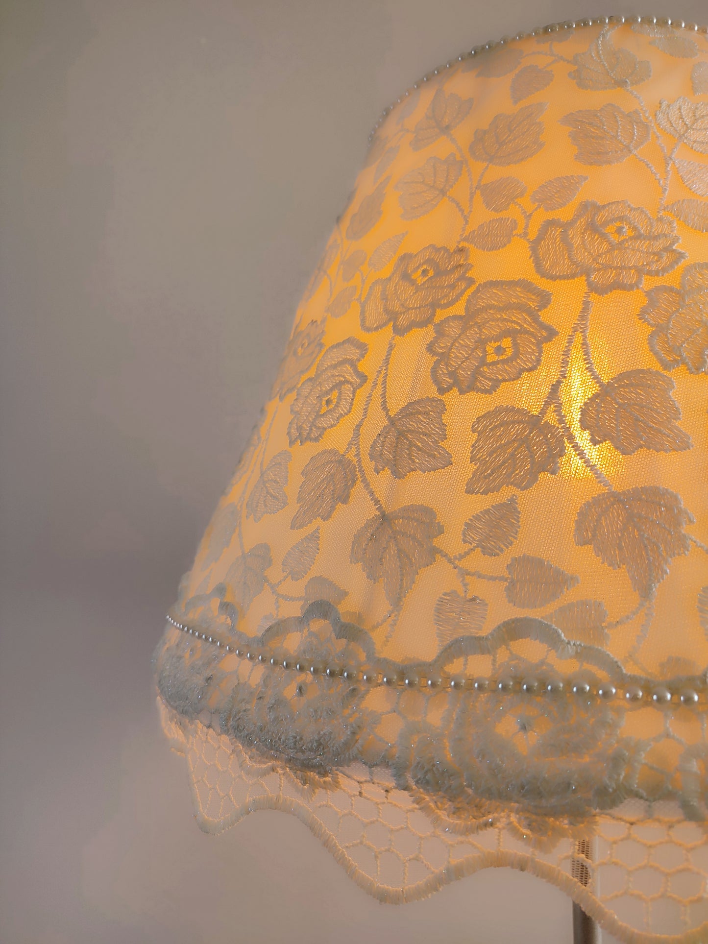Wholesale floor lamp Madrid 09 - Elegant white floor lamp with floral guipure shade