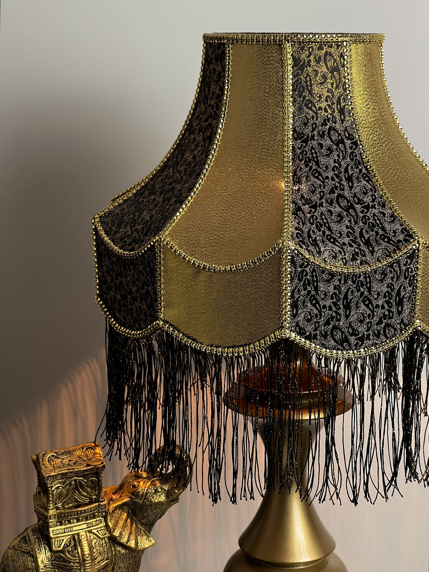 Lampshade: refined elegance with fringe for timeless charm
