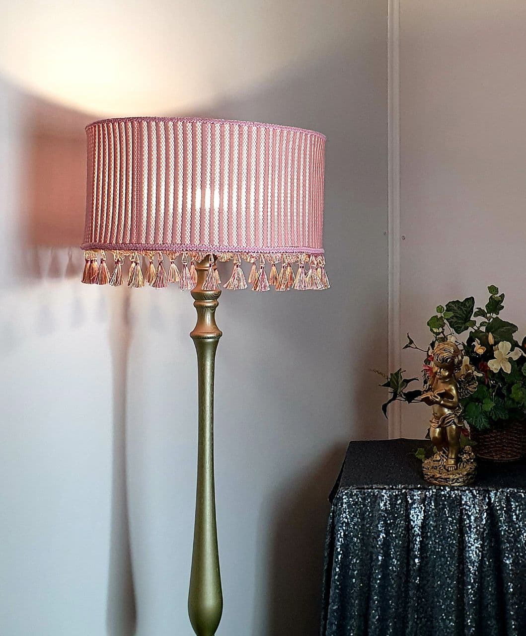 Wholesale lampshade Rio 11 - elegant pink lampshade with fringe