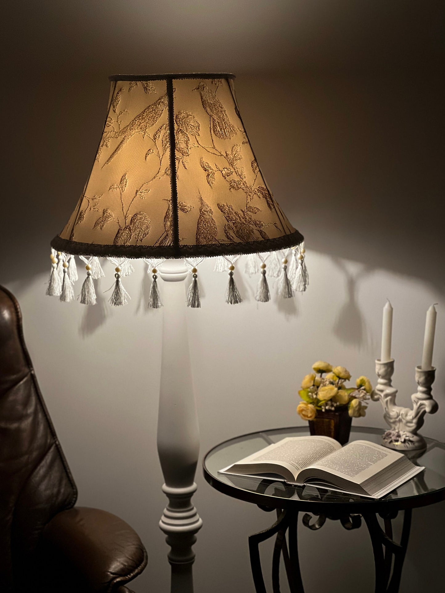 Lampshade, fabric lampshade. An elegant fringed lampshade with a Victorian pattern. 3802