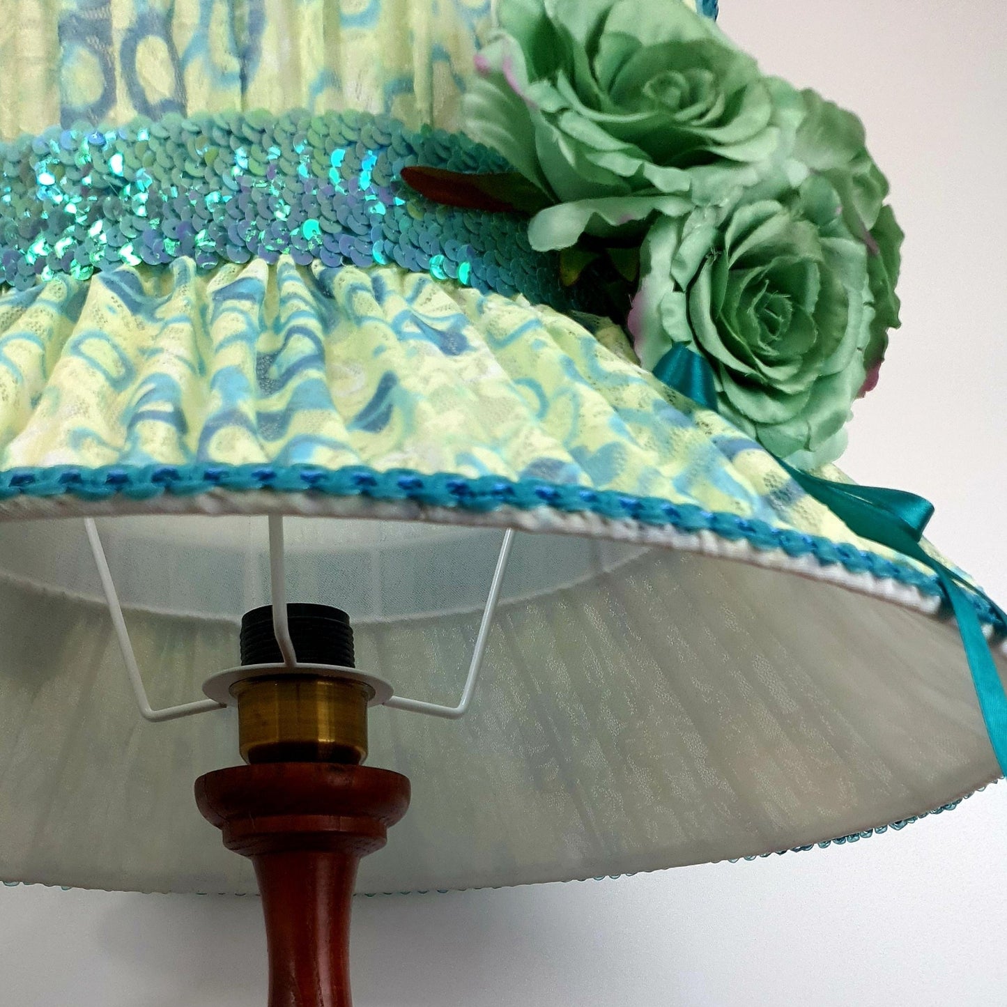 Lampshade: inspired by the English queen's hat, revealing majestic elegance. 6103