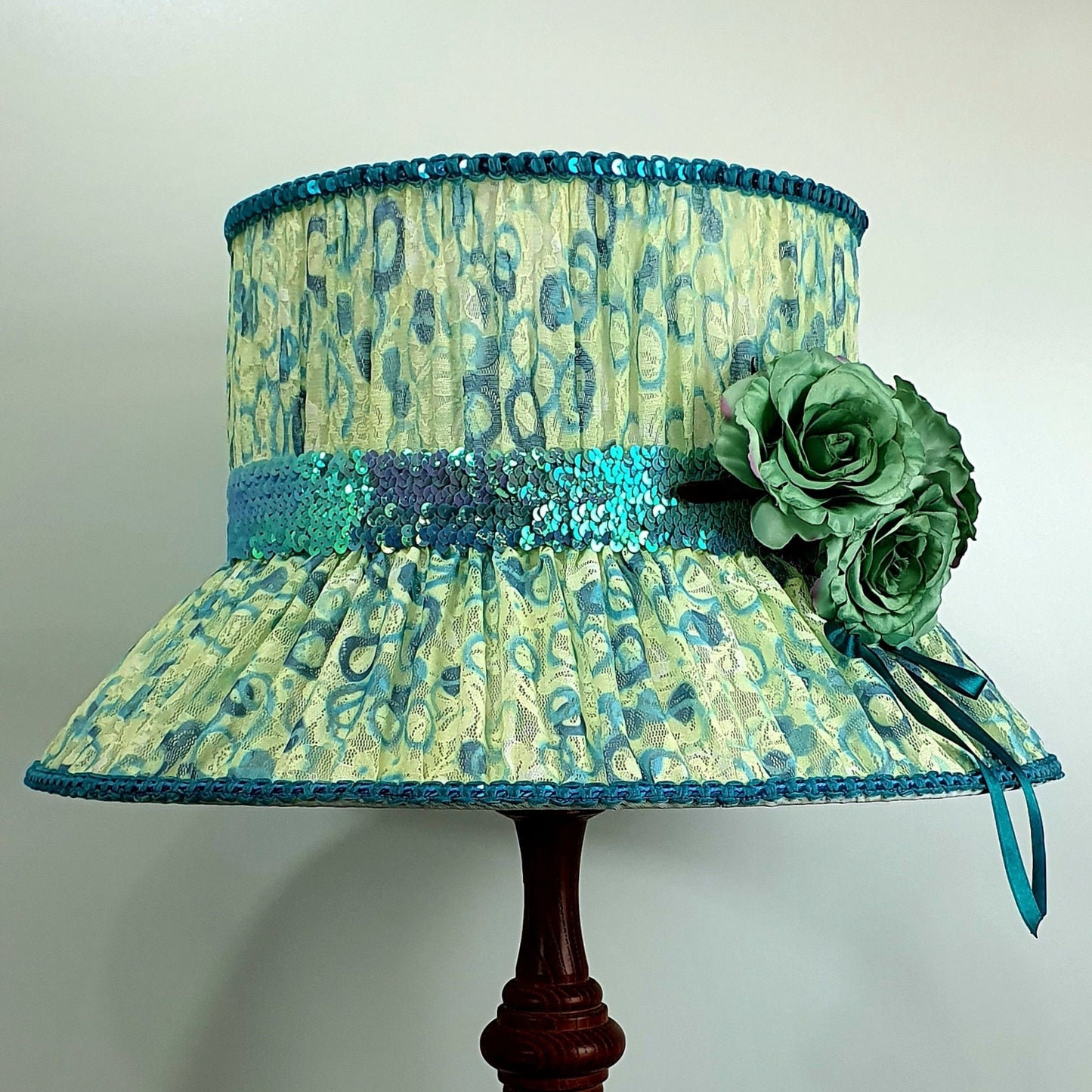 Lampshade: inspired by the English queen's hat, revealing majestic elegance. 6103