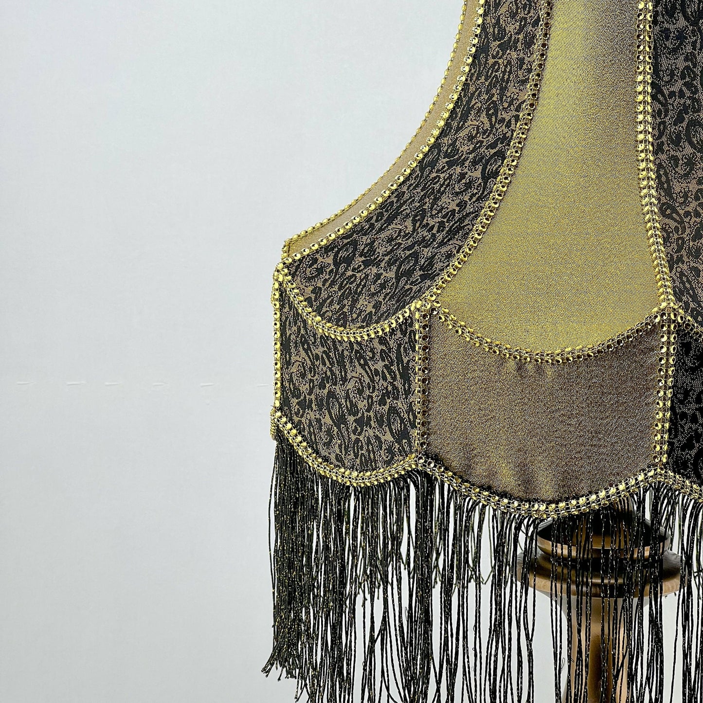 Lampshade: refined elegance with fringe for timeless charm