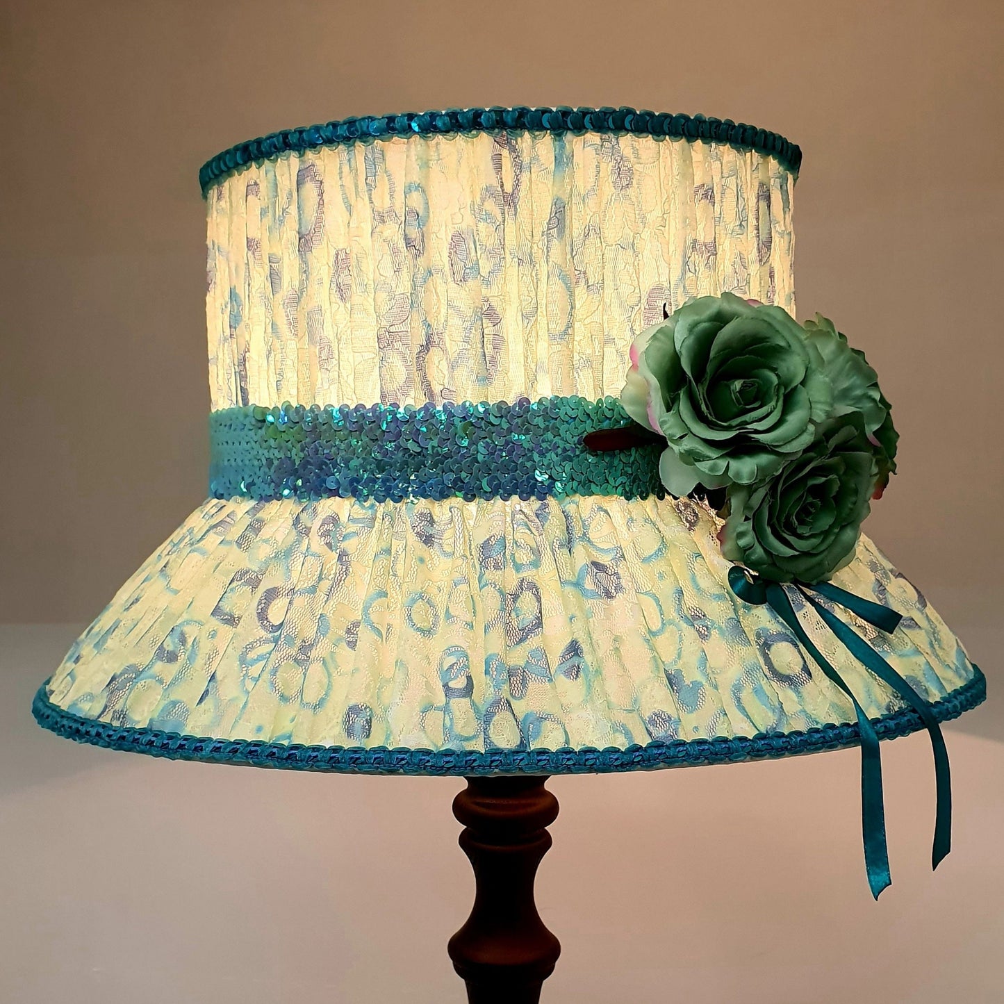 Lampshade: inspired by the English queen's hat, revealing majestic elegance. 6103