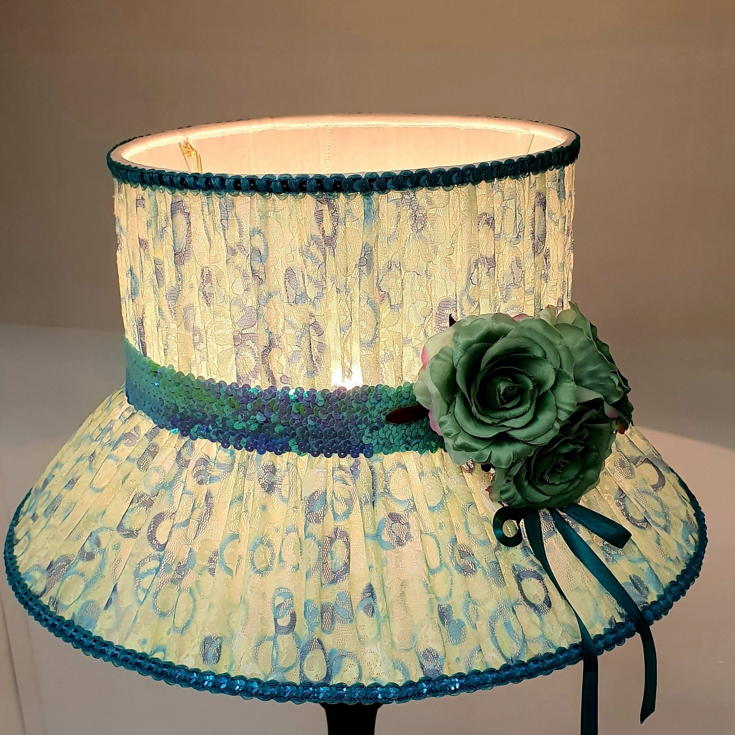 Lampshade: inspired by the English queen's hat, revealing majestic elegance. 6103