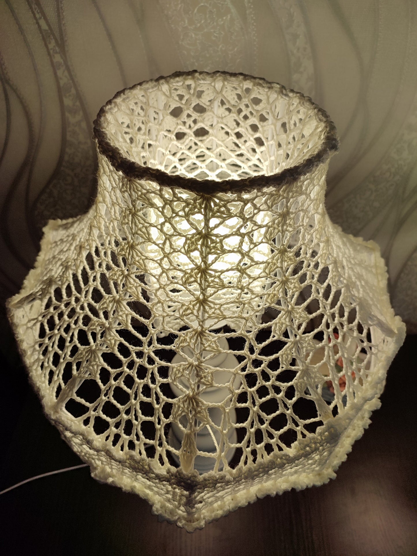 Table lamp, bedside. A chic table lamp in pastel white color with a delicate lace shade. 1301