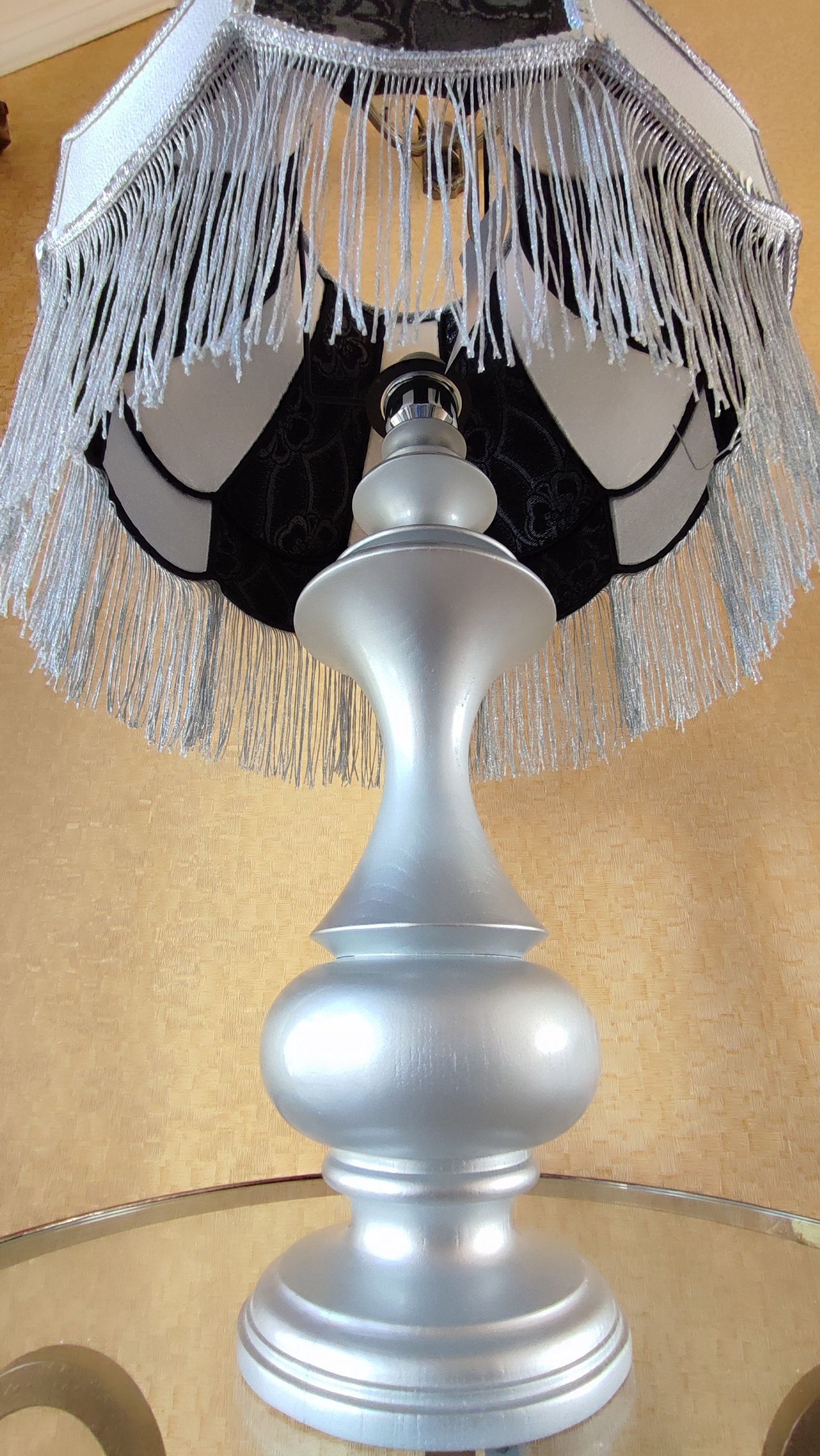 Victorian lamp. Two-tone table lamp in silver color with floral patterns and fringe. 7204