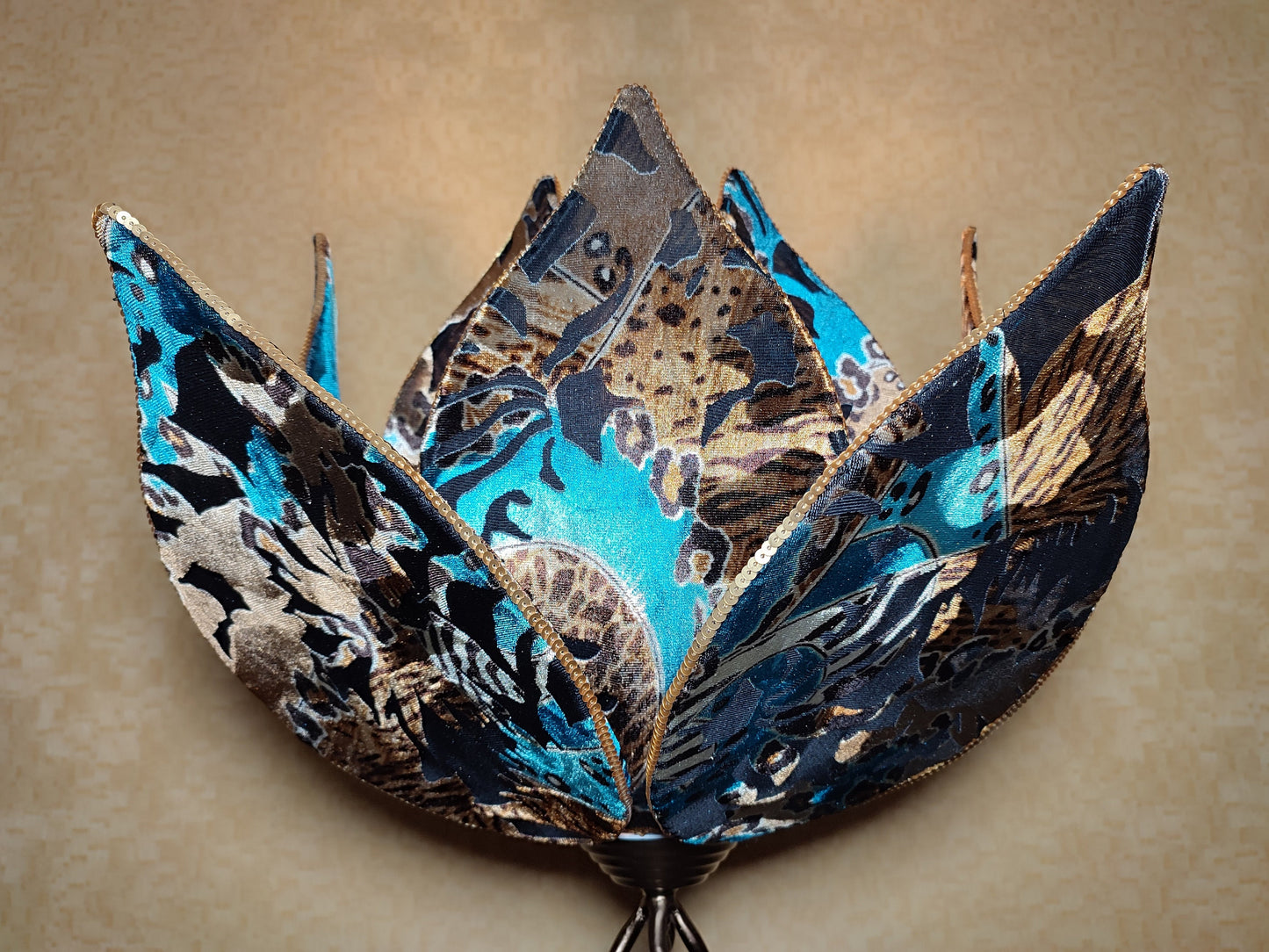 Table lamp, flower lamp, with sparkling blue and velvet petals of an earthy hue. 7801
