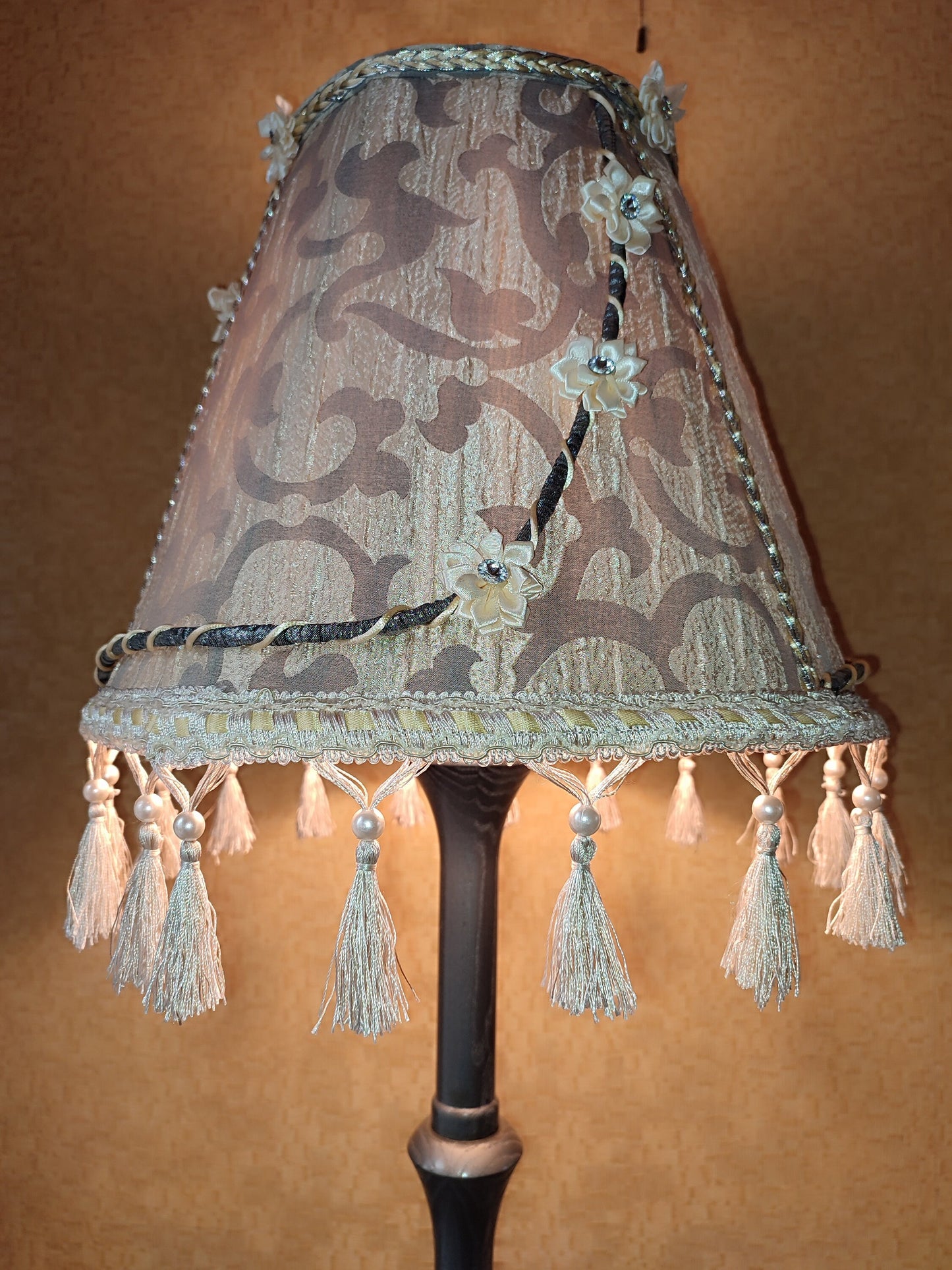 Floor lamp with an exquisite Victorian shade decorated with elegant tassels. 0206