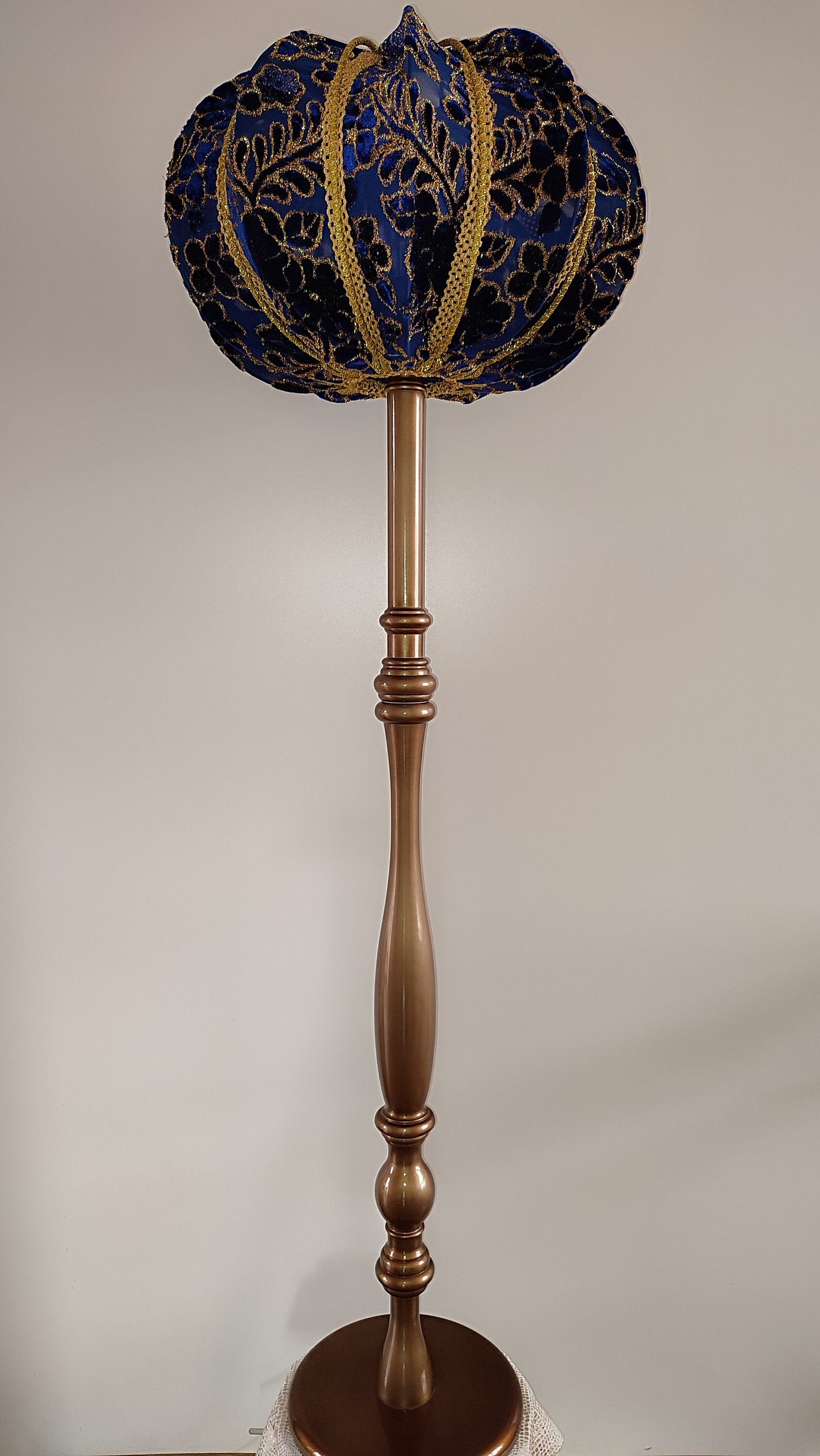 Floor lamp in blue and gold: Intricate velvet pattern, elegant bronze leg. 3203