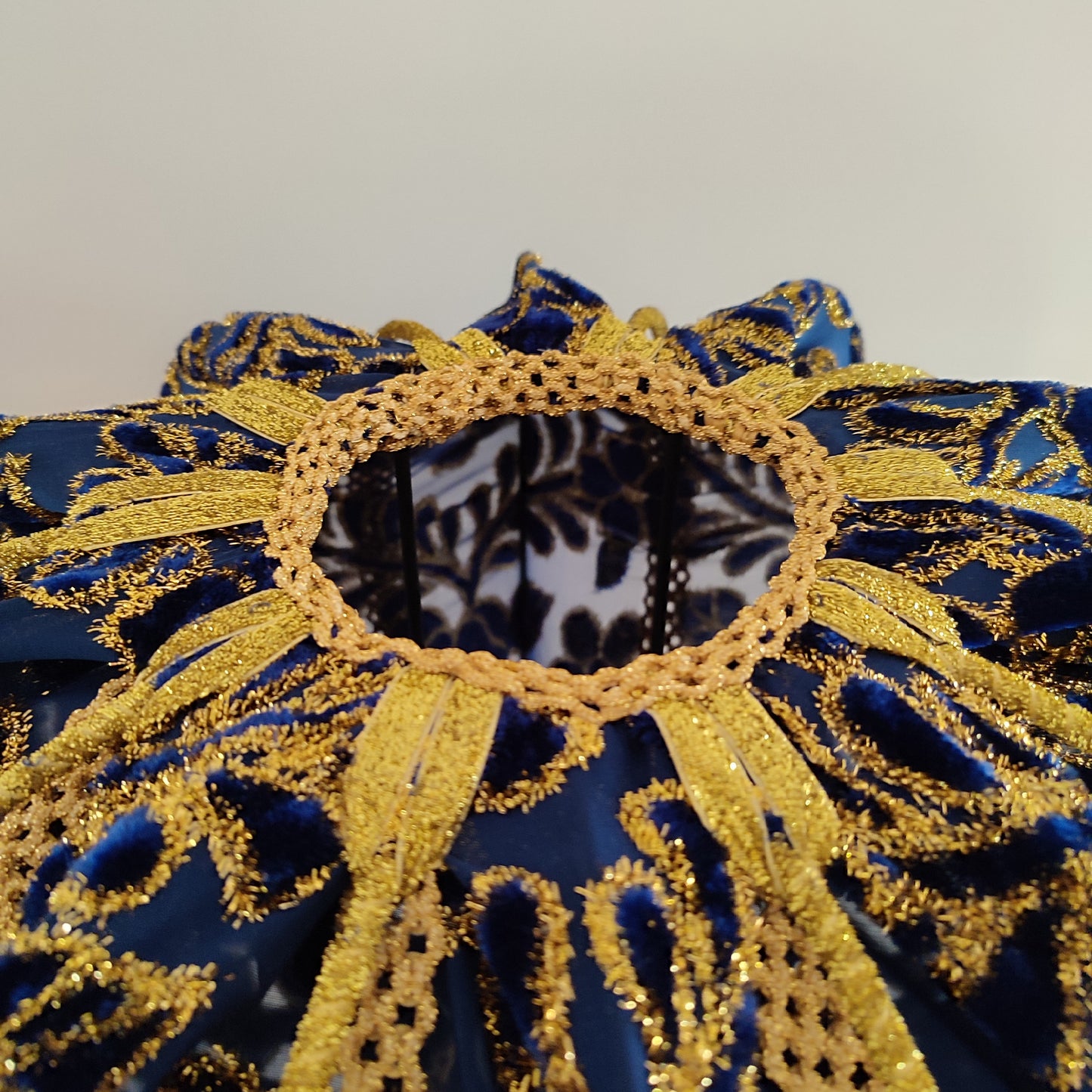 Floor lamp in blue and gold: Intricate velvet pattern, elegant bronze leg. 3203