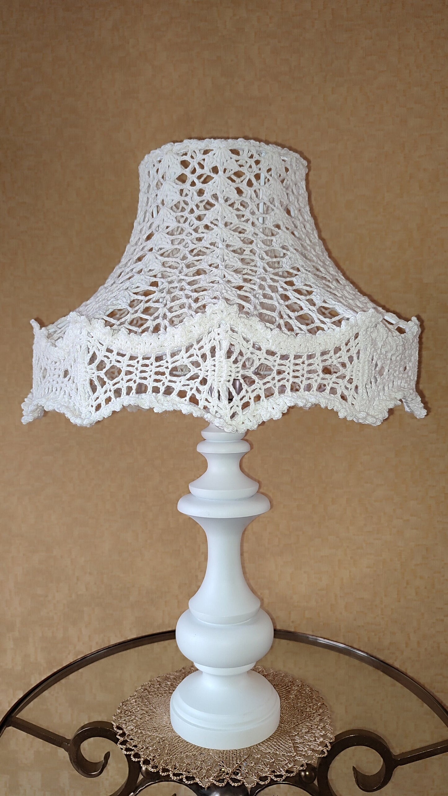 Table lamp, bedside. A chic table lamp in pastel white color with a delicate lace shade. 1301