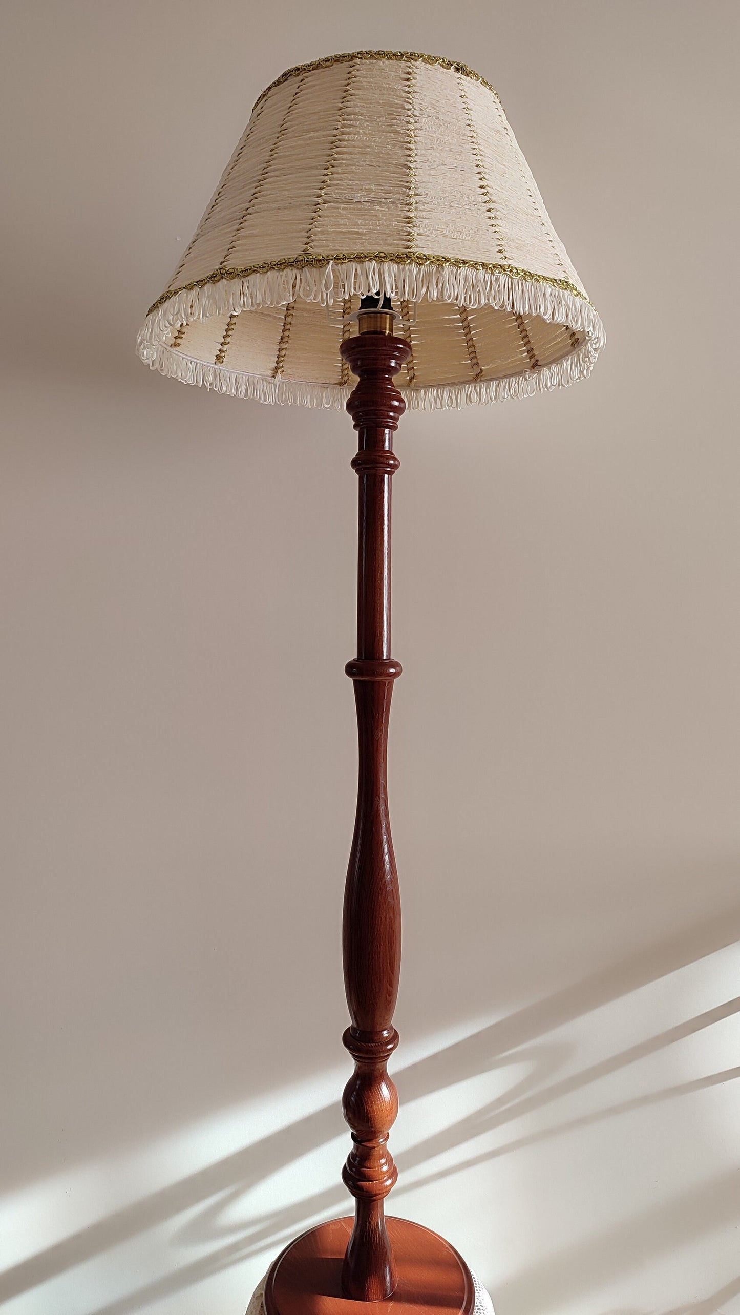 Floor lamp Victorian floor lamp with fabric shade in white and gold color. 0901