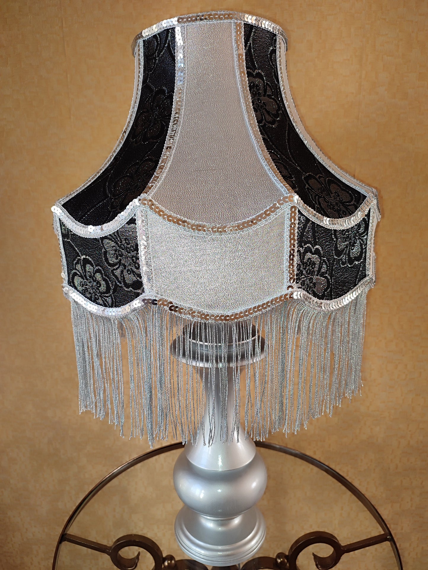 Victorian lamp. Two-tone table lamp in silver color with floral patterns and fringe. 7204