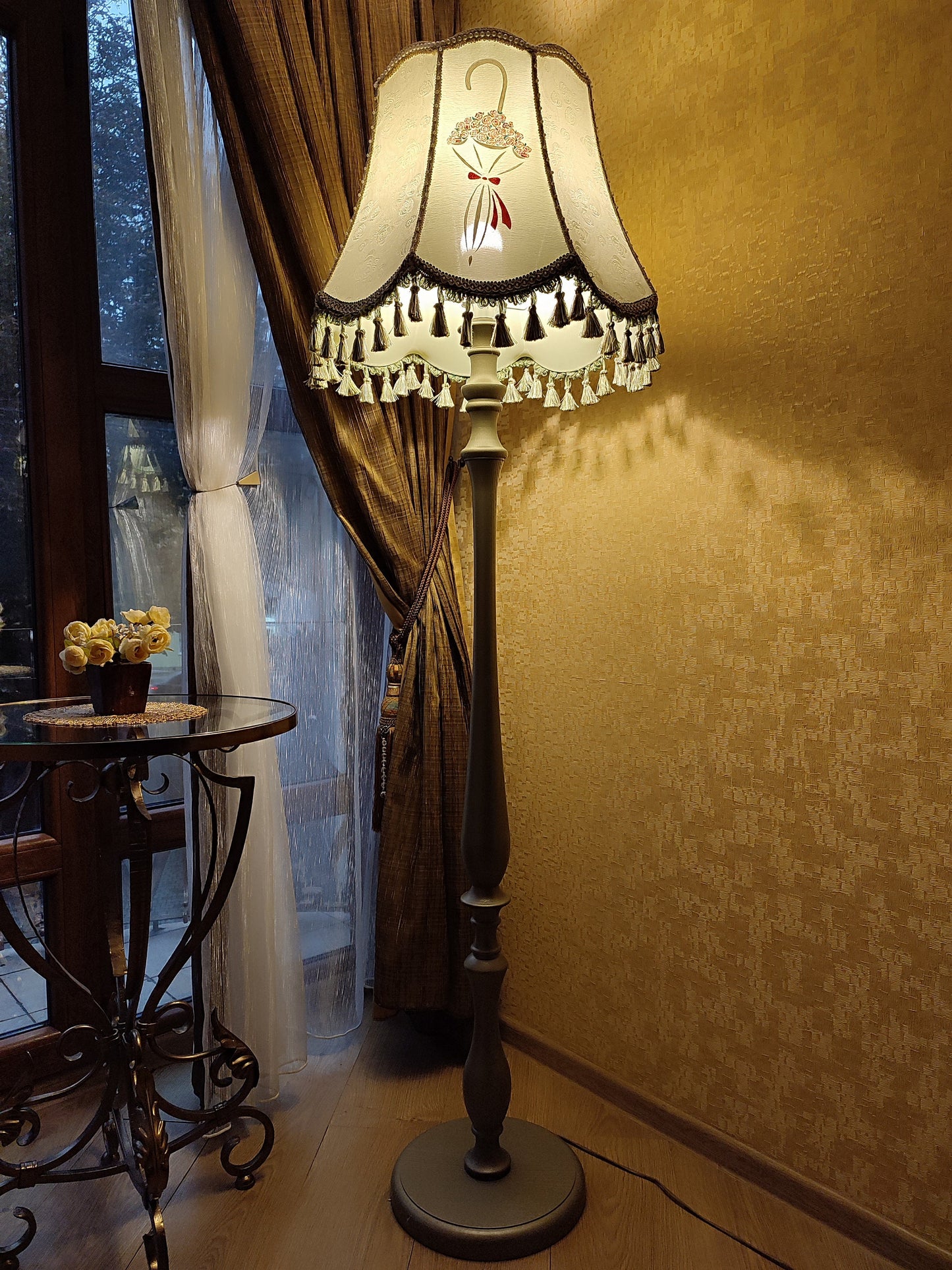 A lampshade, a unique lampshade. Vintage designer patterned lampshade, hand painted. 3705
