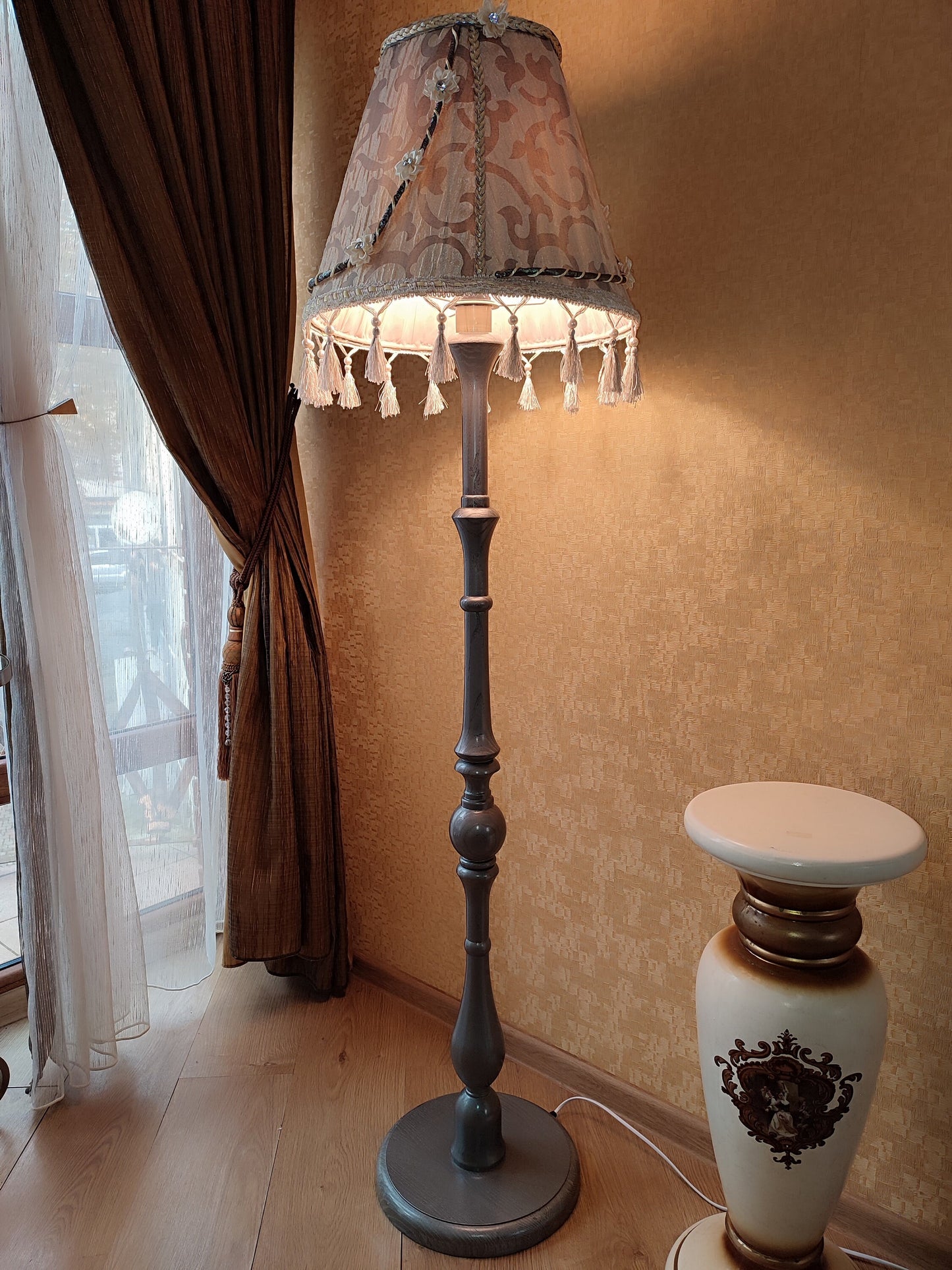 Floor lamp with an exquisite Victorian shade decorated with elegant tassels. 0206