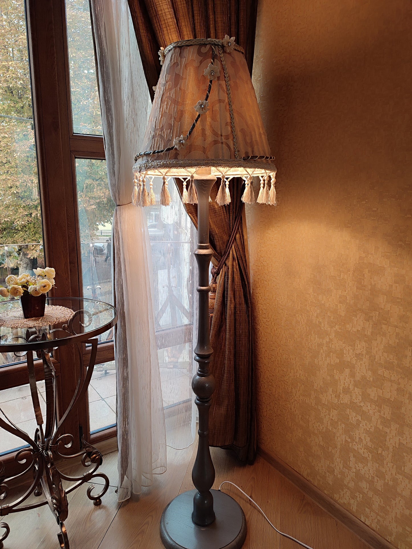 Floor lamp with an exquisite Victorian shade decorated with elegant tassels. 0206