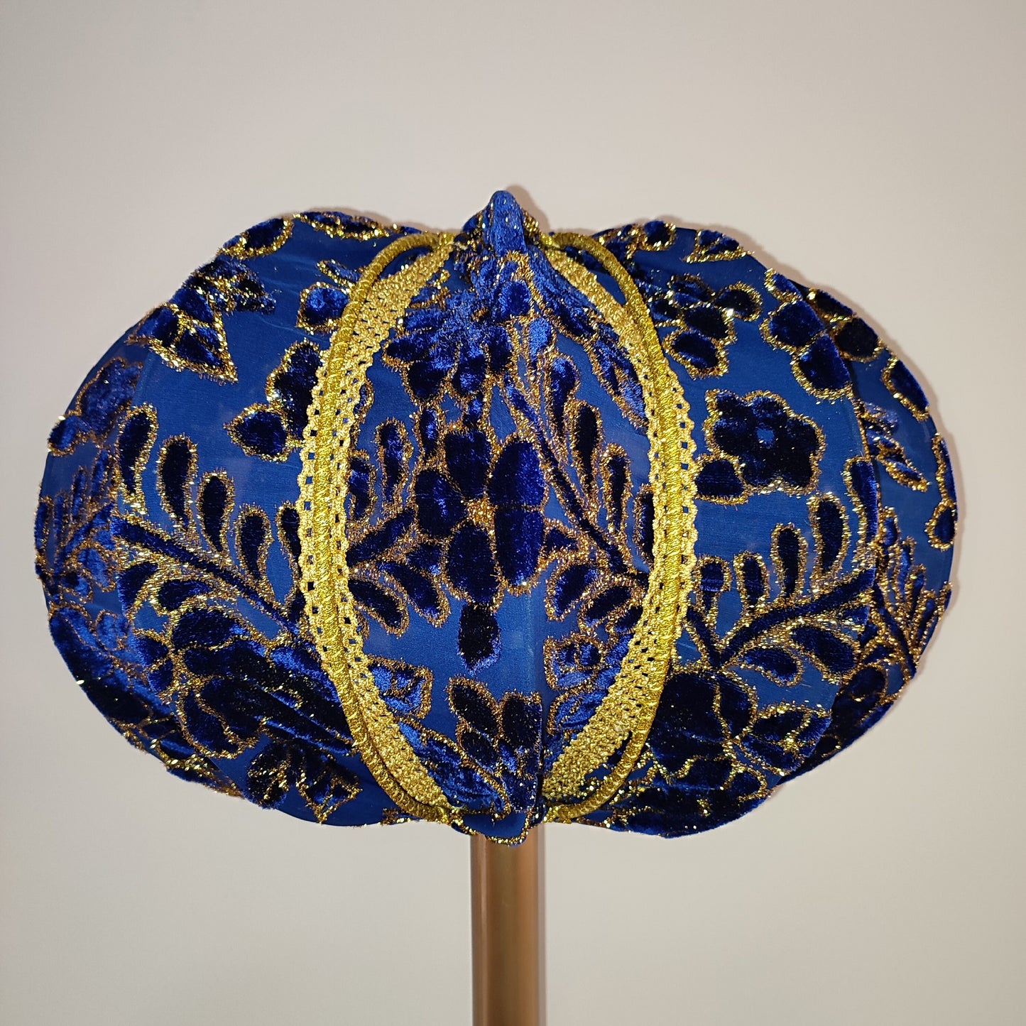 Floor lamp in blue and gold: Intricate velvet pattern, elegant bronze leg. 3203