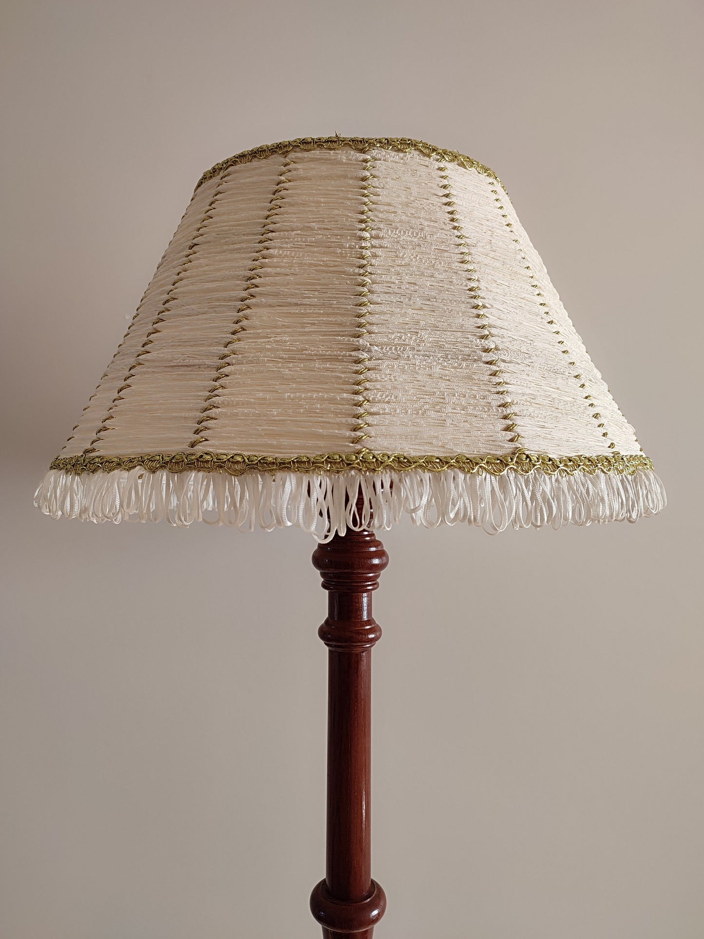 Floor lamp Victorian floor lamp with fabric shade in white and gold color. 0901