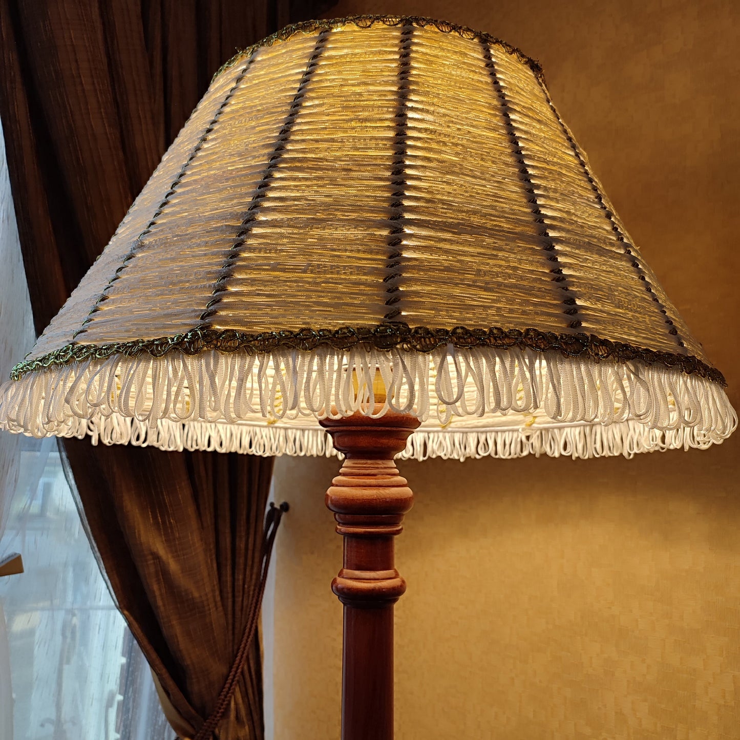 Floor lamp Victorian floor lamp with fabric shade in white and gold color. 0901