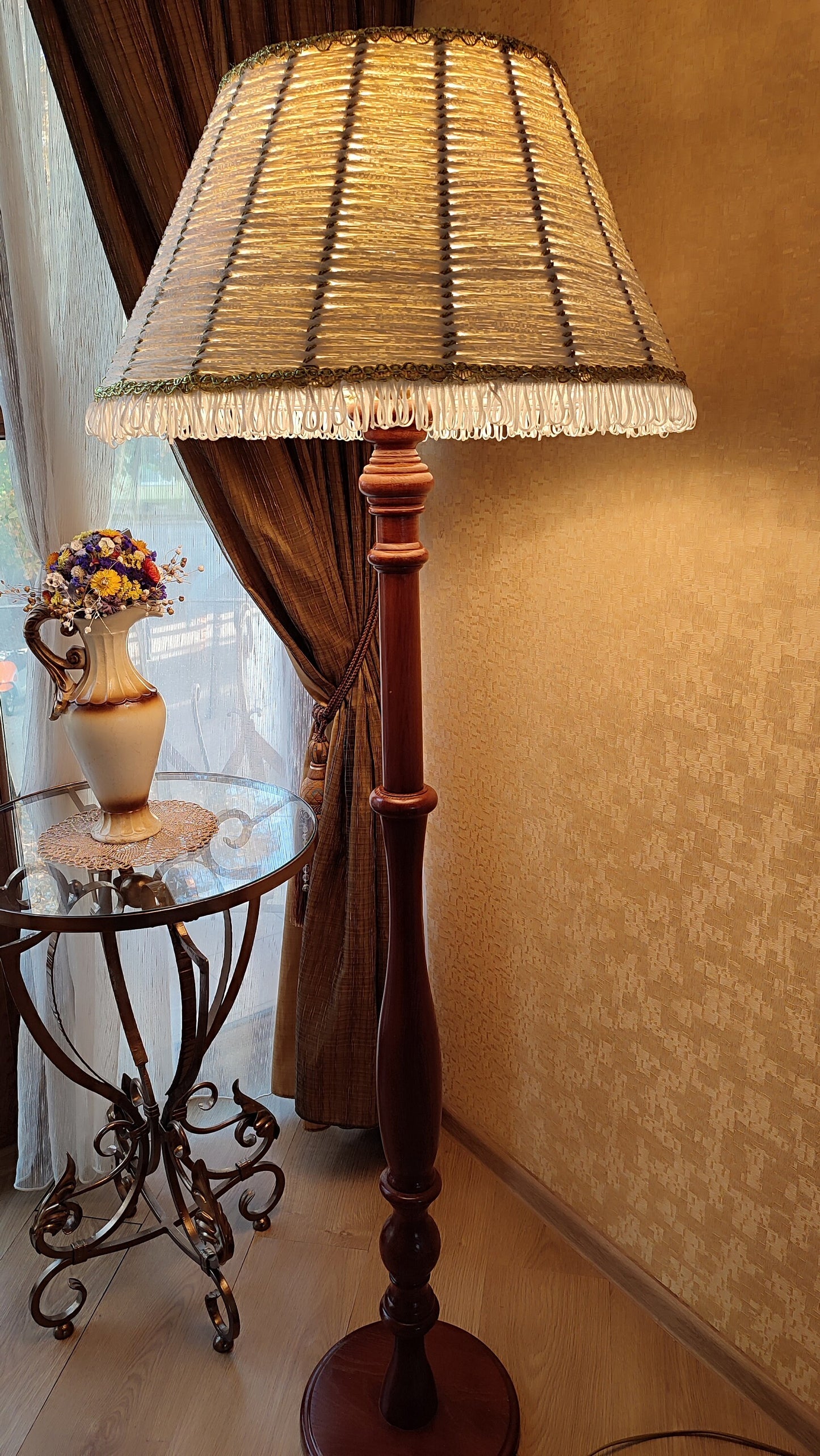 Floor lamp Victorian floor lamp with fabric shade in white and gold color. 0901