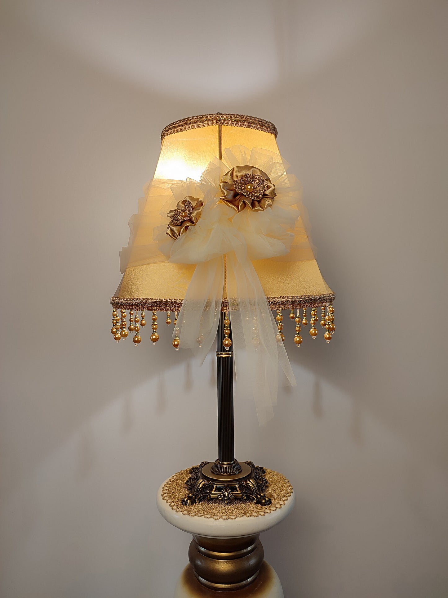 Table lamp, art deco lamp, bedside lamp, bronze base with fabric floral golden lampshade. 0506