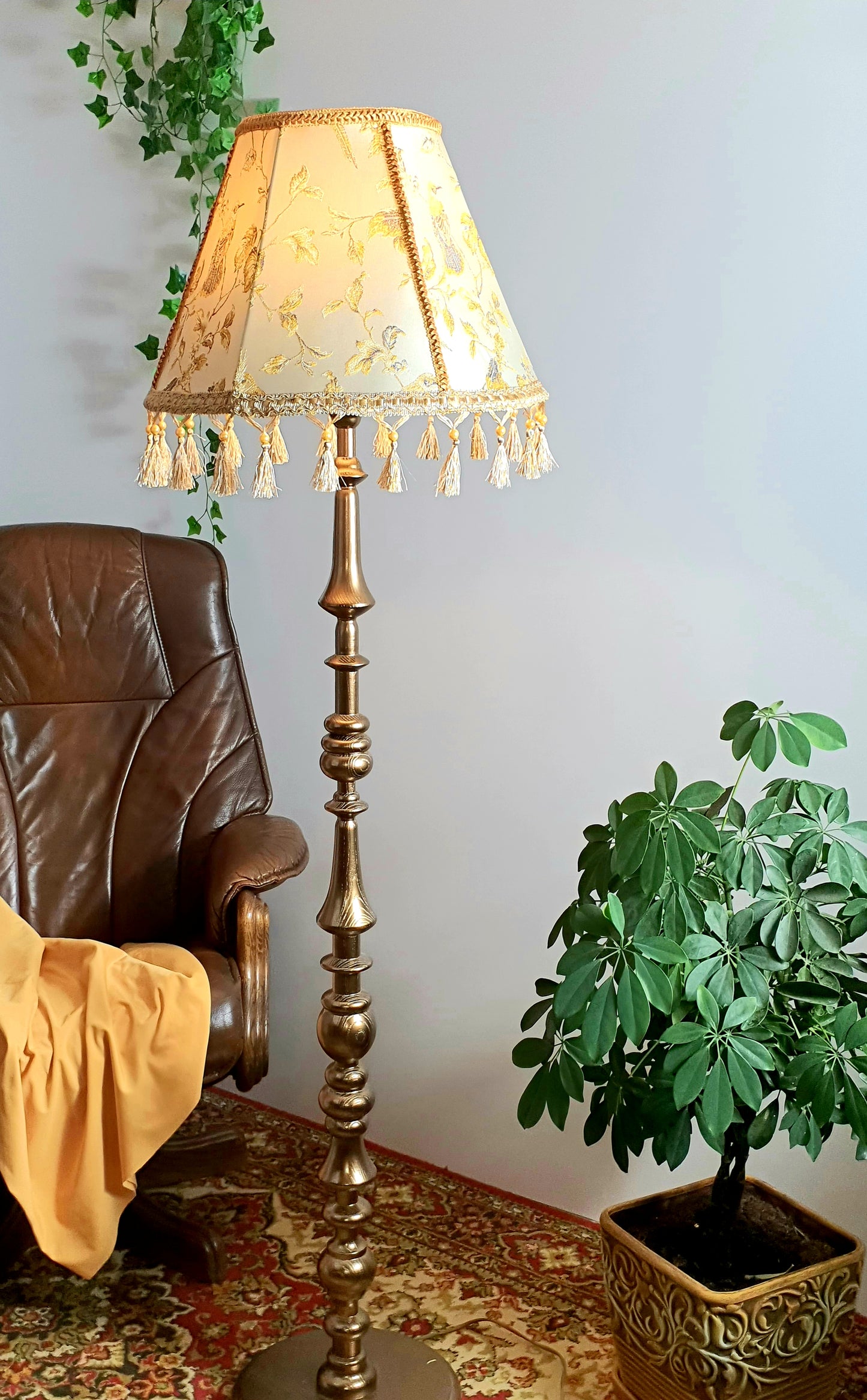 A lampshade with an embroidered pattern and fringe. № 3801