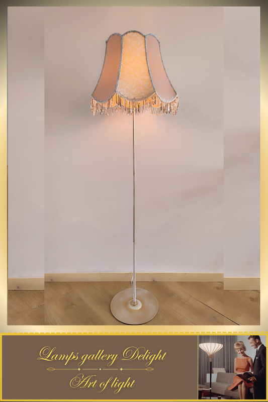 Floor lamp, Vintage floor lamp, large floor lamp with fabric shade in beige white in Victorian style. 3703
