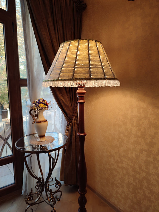 Floor lamp Victorian floor lamp with fabric shade in white and gold color. 0901