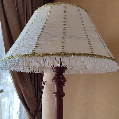 Floor lamp Victorian floor lamp with fabric shade in white and gold color. 0901
